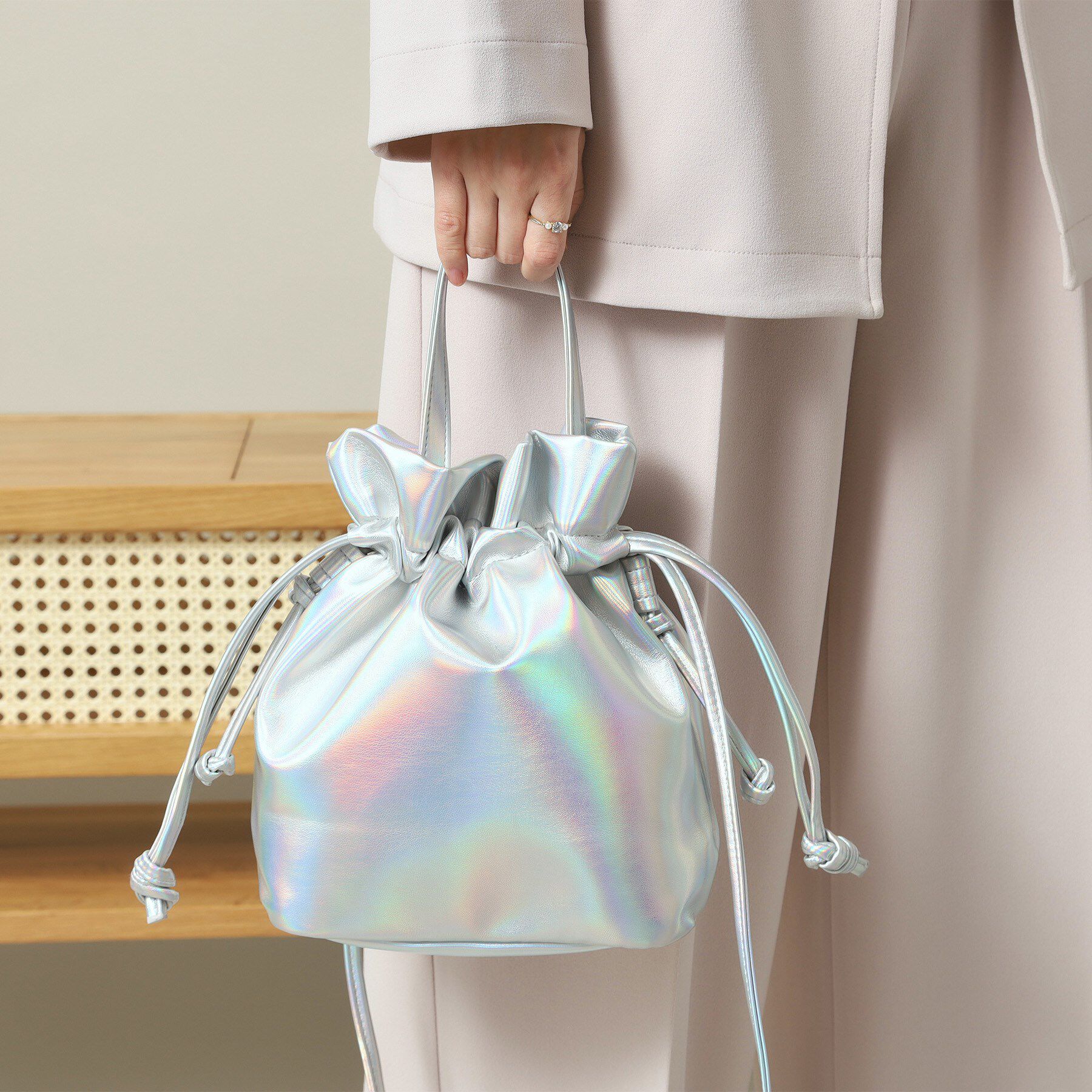 ITS&rsquo;DEMO「メタリック巾着2WAYショルダー」|ショルダー・メッセンジャー|クリスタル/透明(0