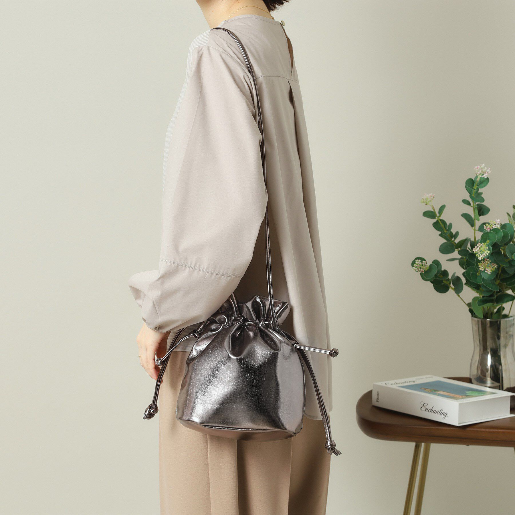 ITS&rsquo;DEMO「メタリック巾着2WAYショルダー」|ショルダー・メッセンジャー|ブラックシルバー(0