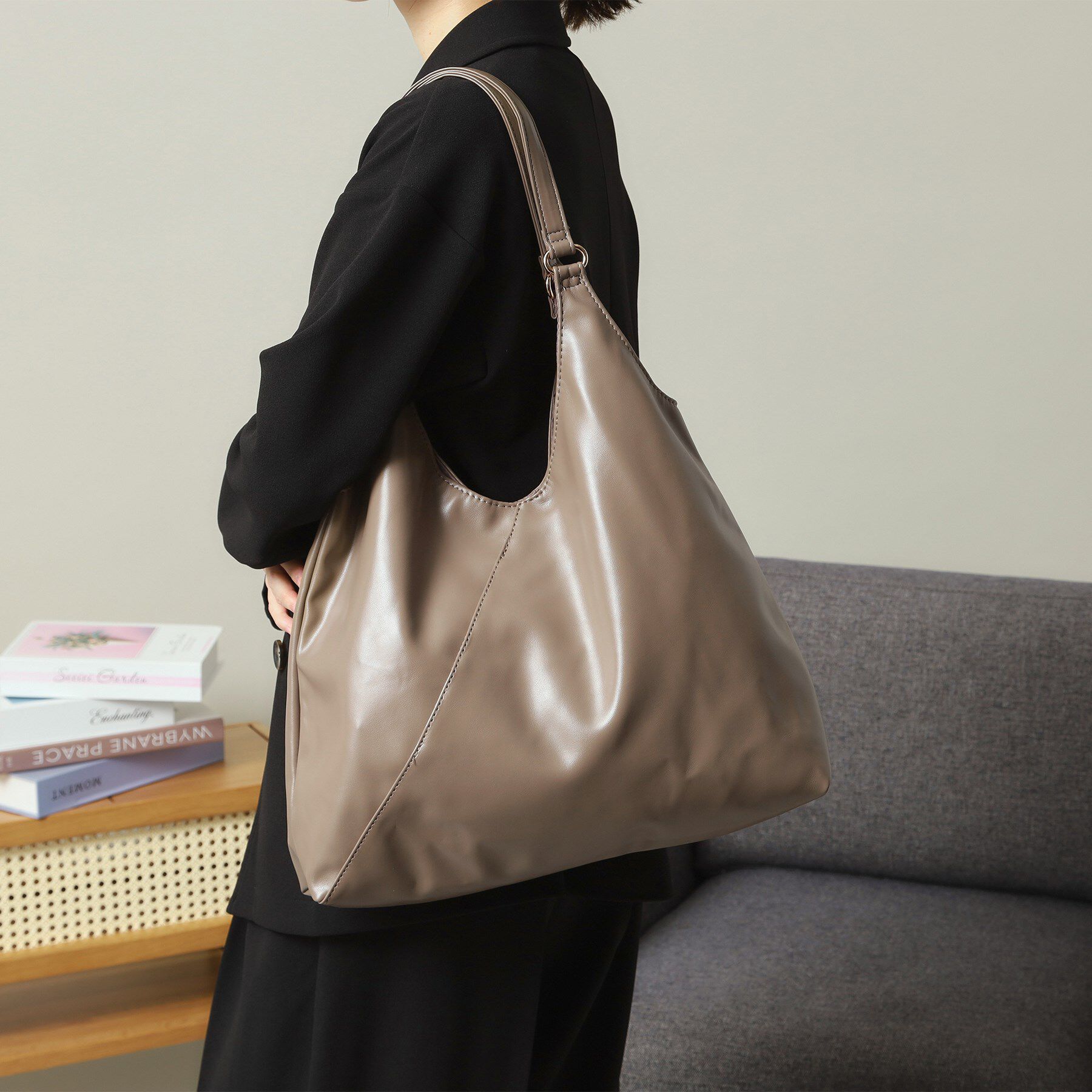 ITS&rsquo;DEMO「【A4対応】合皮Vカットトート」|トートバッグ|グレージュ(050)