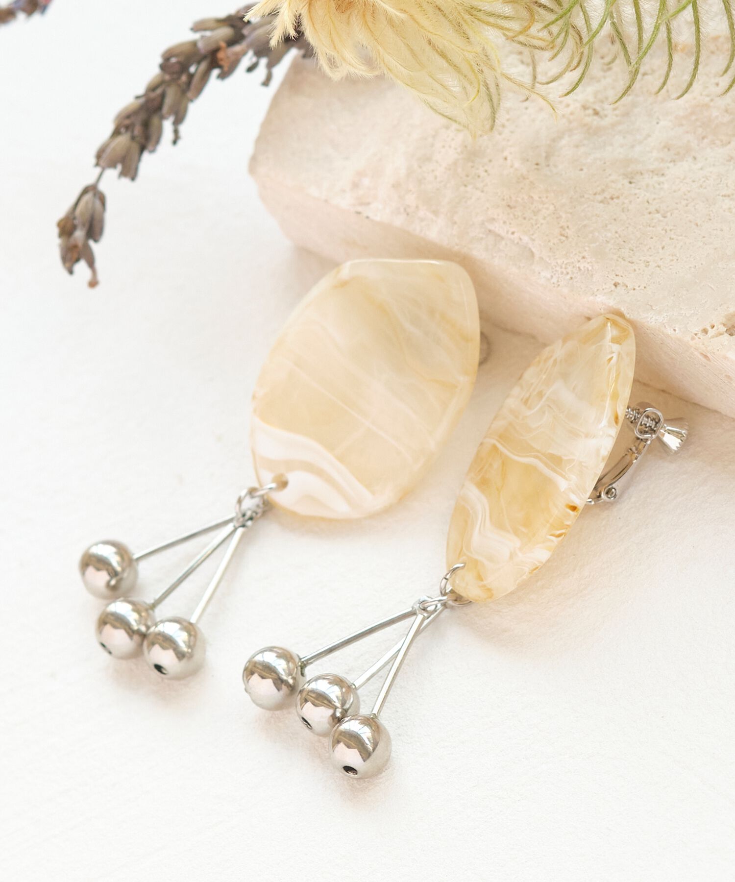 Phoebe+「【sfy】slice drop　イヤリング　ベージュ」|イヤリング|