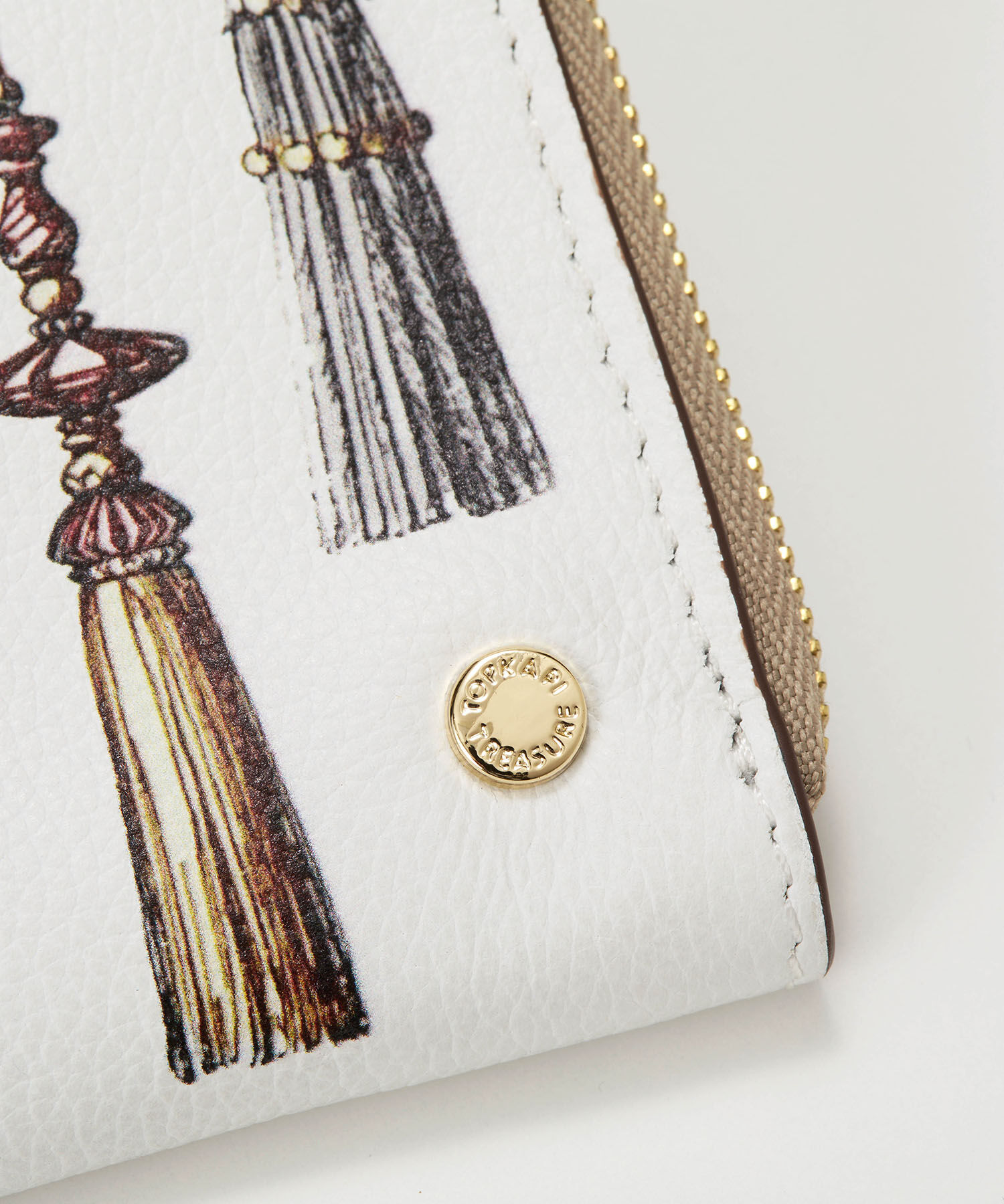 TOPKAPI TREASURE「【TREASURE TOPKAPI】シュリンクレザー タッセル プリント ラウンド 二つ折り財布」|財布|