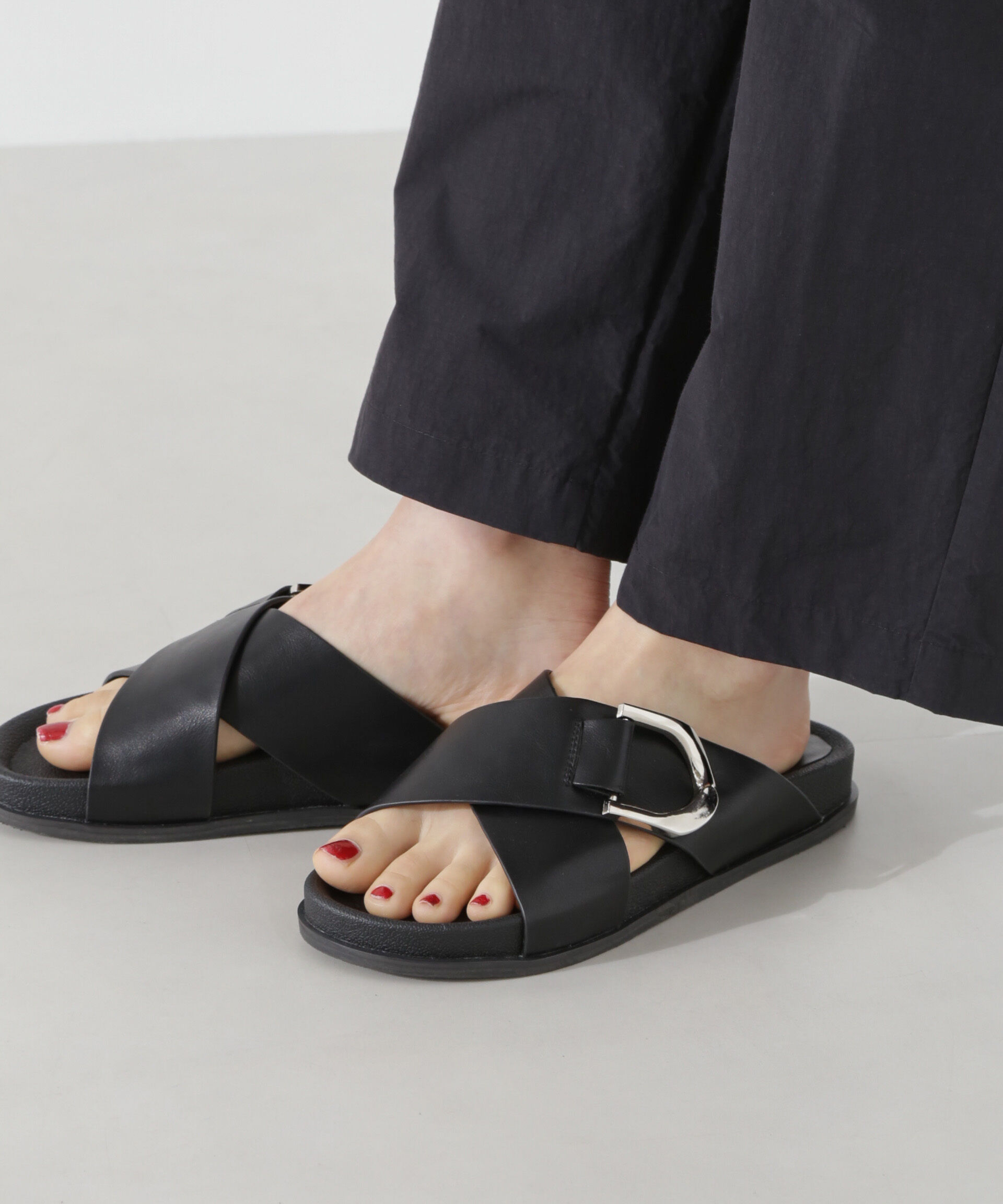 nano･universe「クロスバックルフラットサンダル」|サンダル|ブラック