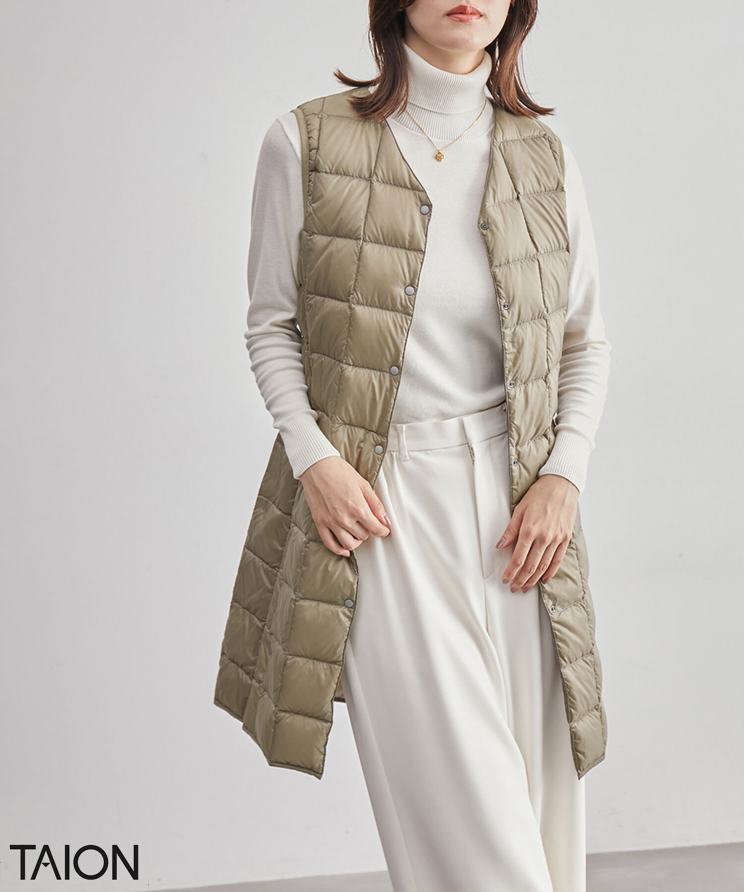 ROPE「【TAION】別注Vネックロングダウンベスト」|ダウン|カーキ(36)