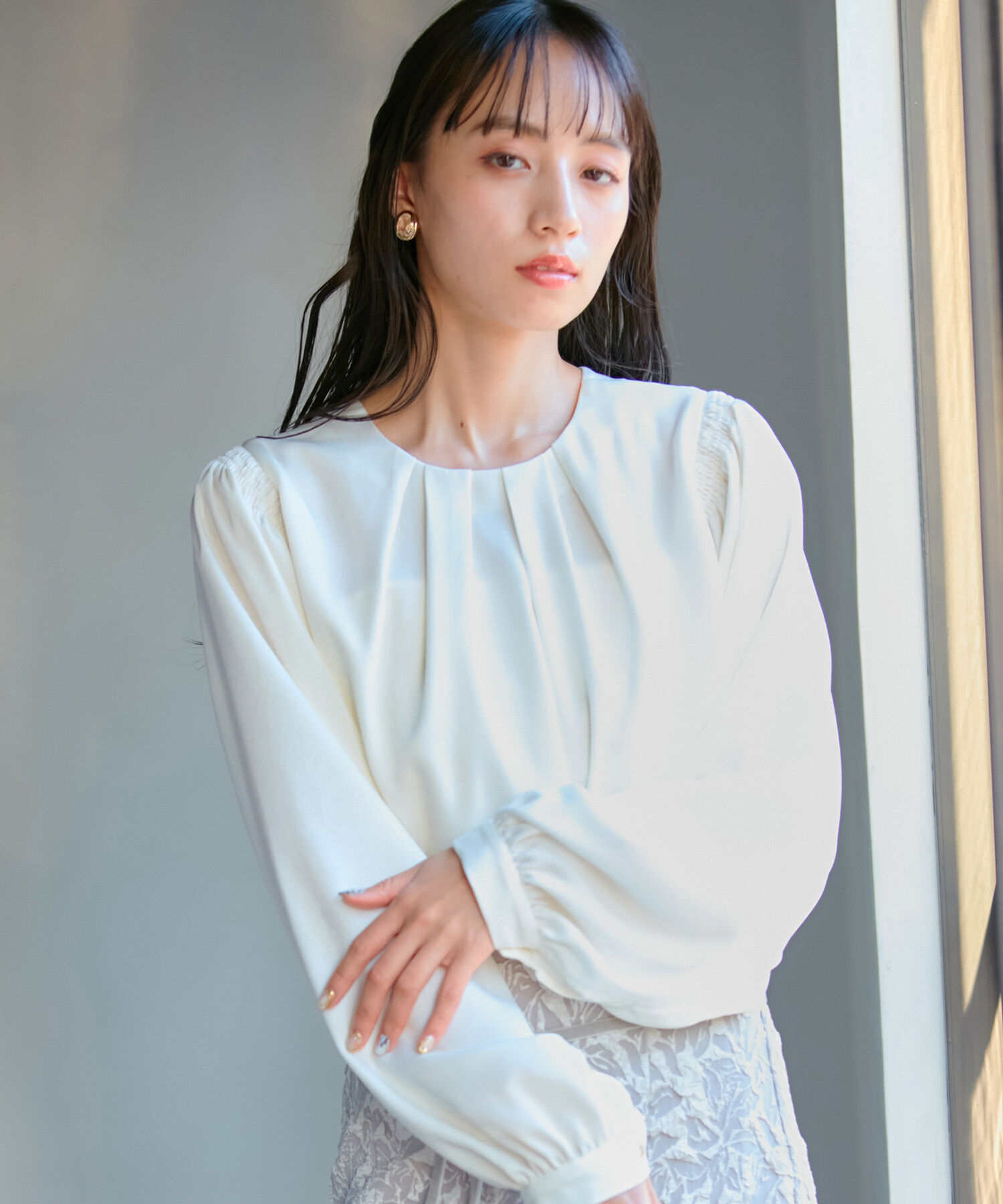 VIS「【前後2WAY】ファスナーピーチサテンブラウス」|シャツ・ブラウス|