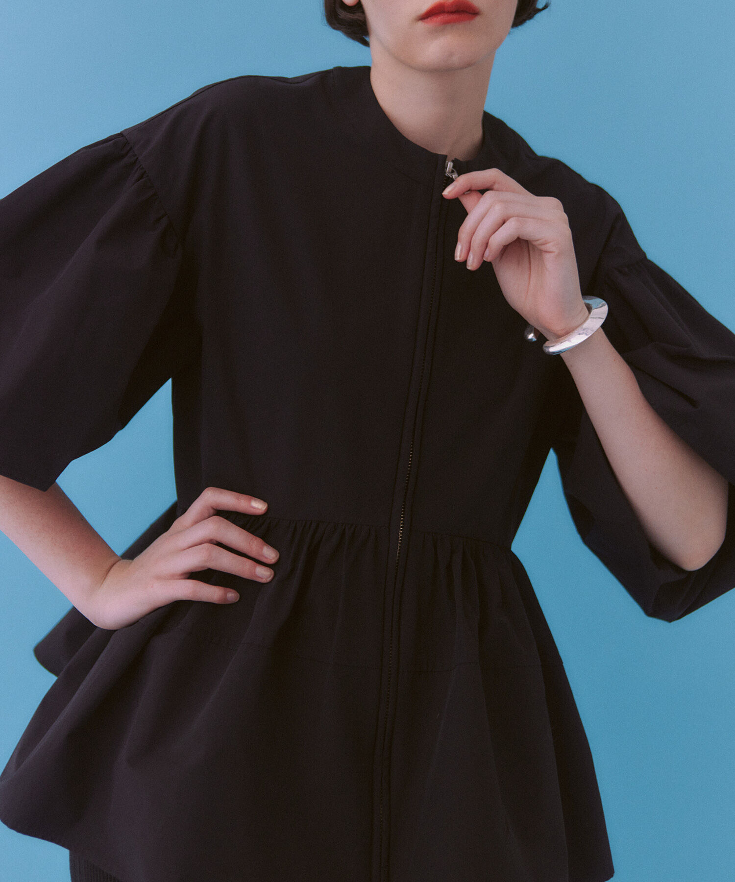 ADAM ET ROPE'「【再入荷・新色追加・サステナブル】ペプラムジップブラウス」|シャツ・ブラウス|