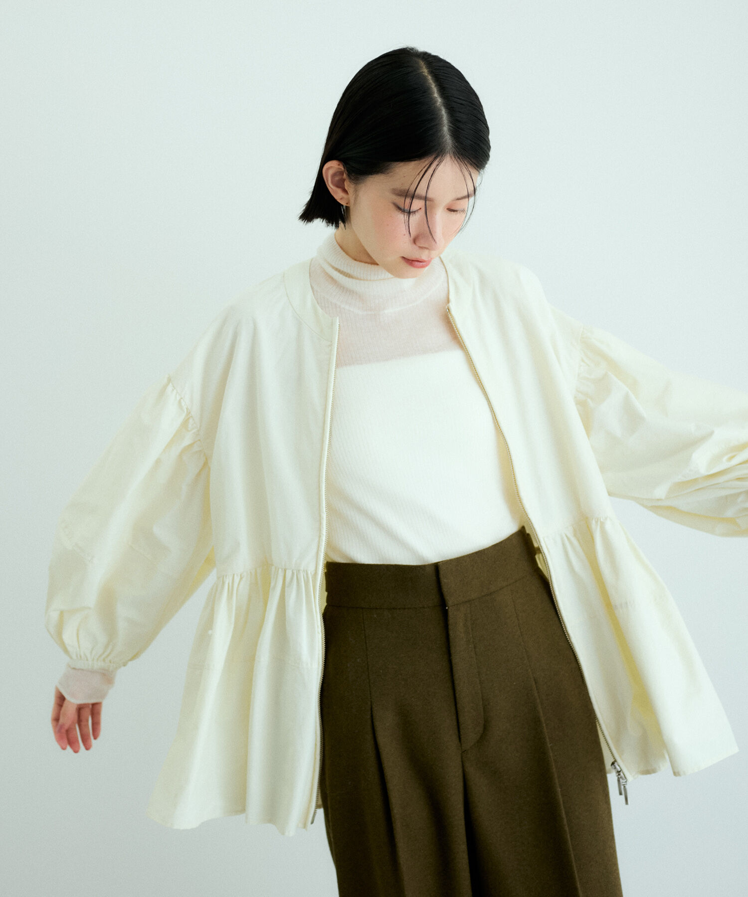 ADAM ET ROPE'「【再入荷・新色追加・サステナブル】ペプラムジップブラウス」|シャツ・ブラウス|