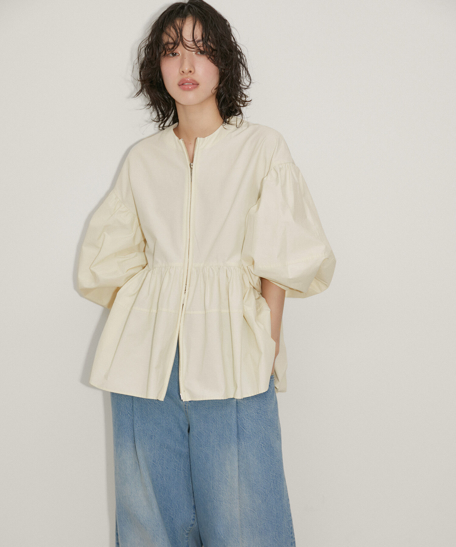 ADAM ET ROPE'「【再入荷・新色追加・サステナブル】ペプラムジップブラウス」|シャツ・ブラウス|