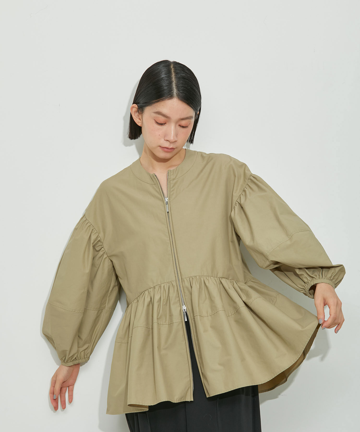 ADAM ET ROPE'「【再入荷・新色追加・サステナブル】ペプラムジップブラウス」|シャツ・ブラウス|ベージュ(27)