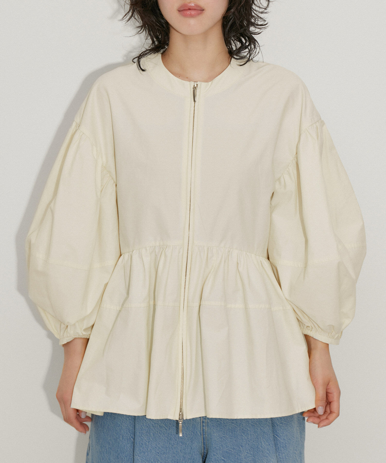 ADAM ET ROPE'「【再入荷・新色追加・サステナブル】ペプラムジップブラウス」|シャツ・ブラウス|