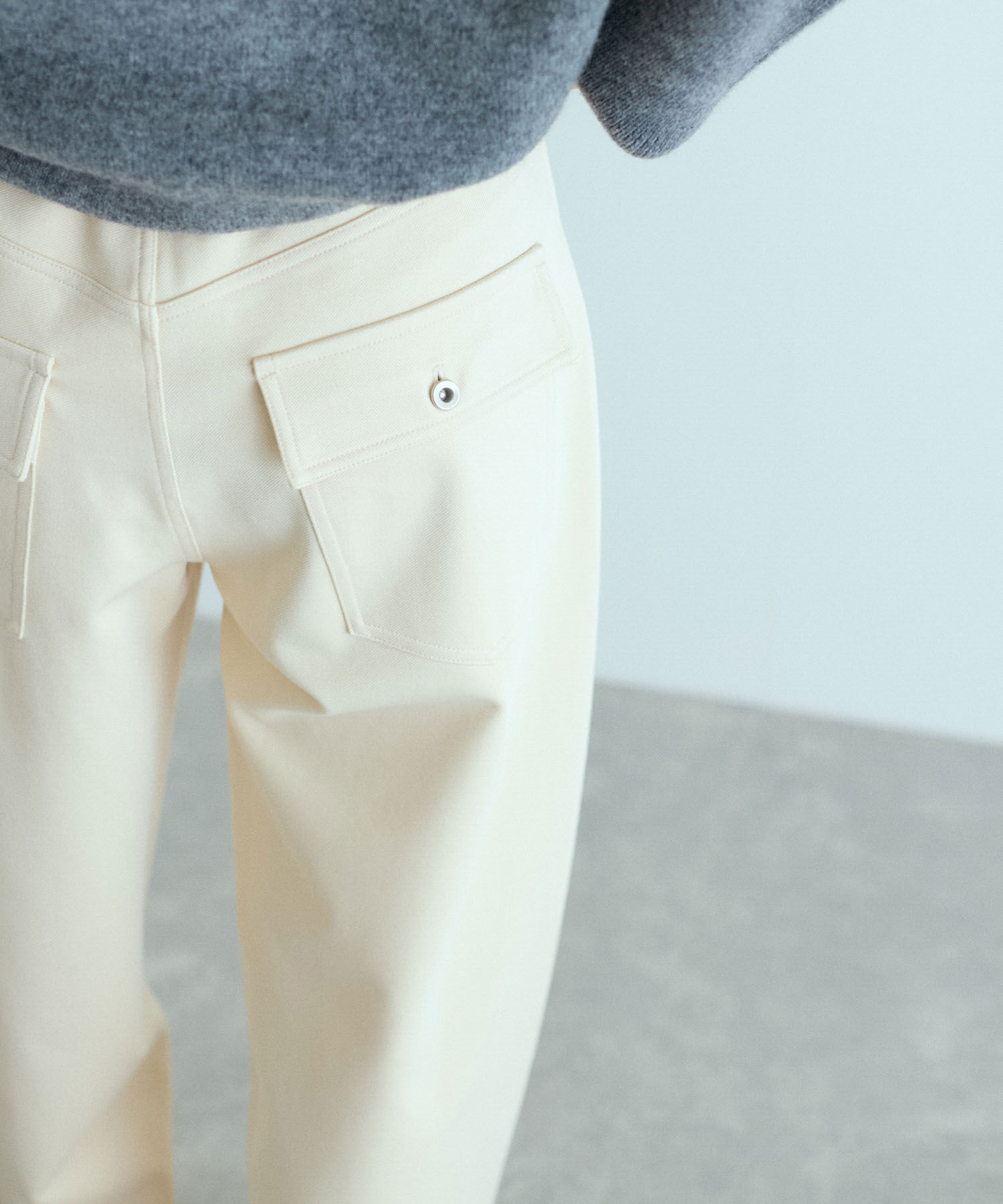 ADAM ET ROPE'「ハイストレッチカルゼパンツ」|チノ|