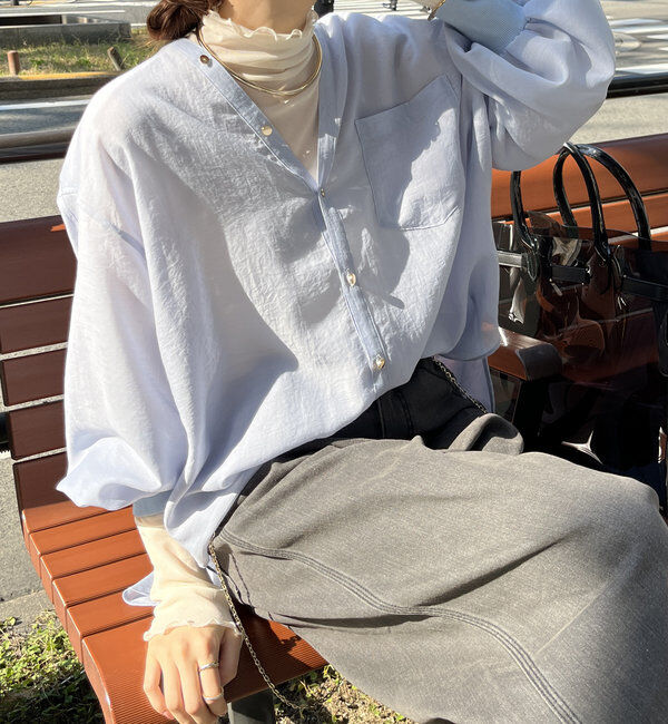  「【新色追加】GOLDボタンVVシャツ」|シャツ・ブラウス|ブルー