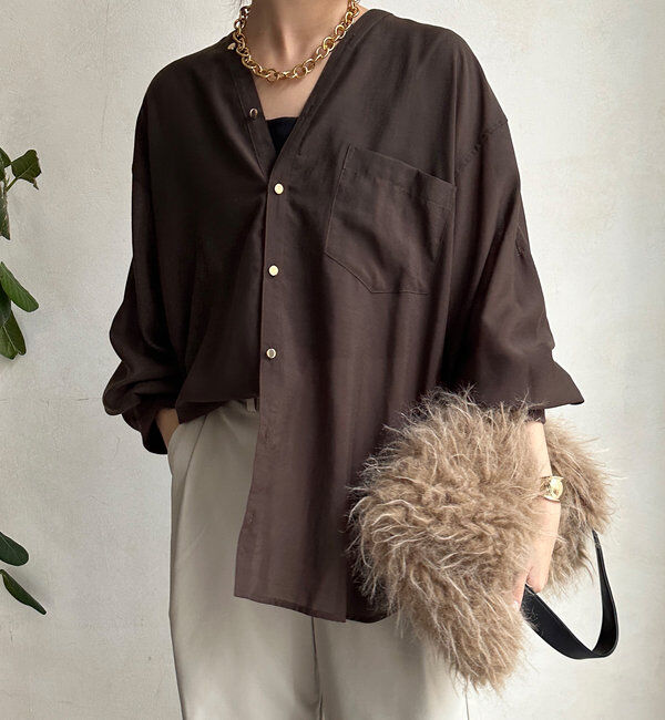  「【新色追加】GOLDボタンVVシャツ」|シャツ・ブラウス|ブラウン