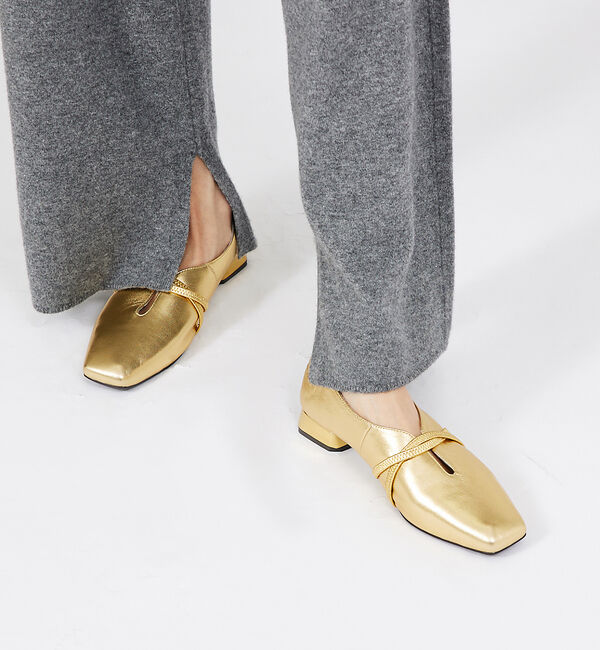 AU BANNISTER「【Youtuber紹介】ストラップソフトレザーフラットパンプス」|パンプス|ゴールド