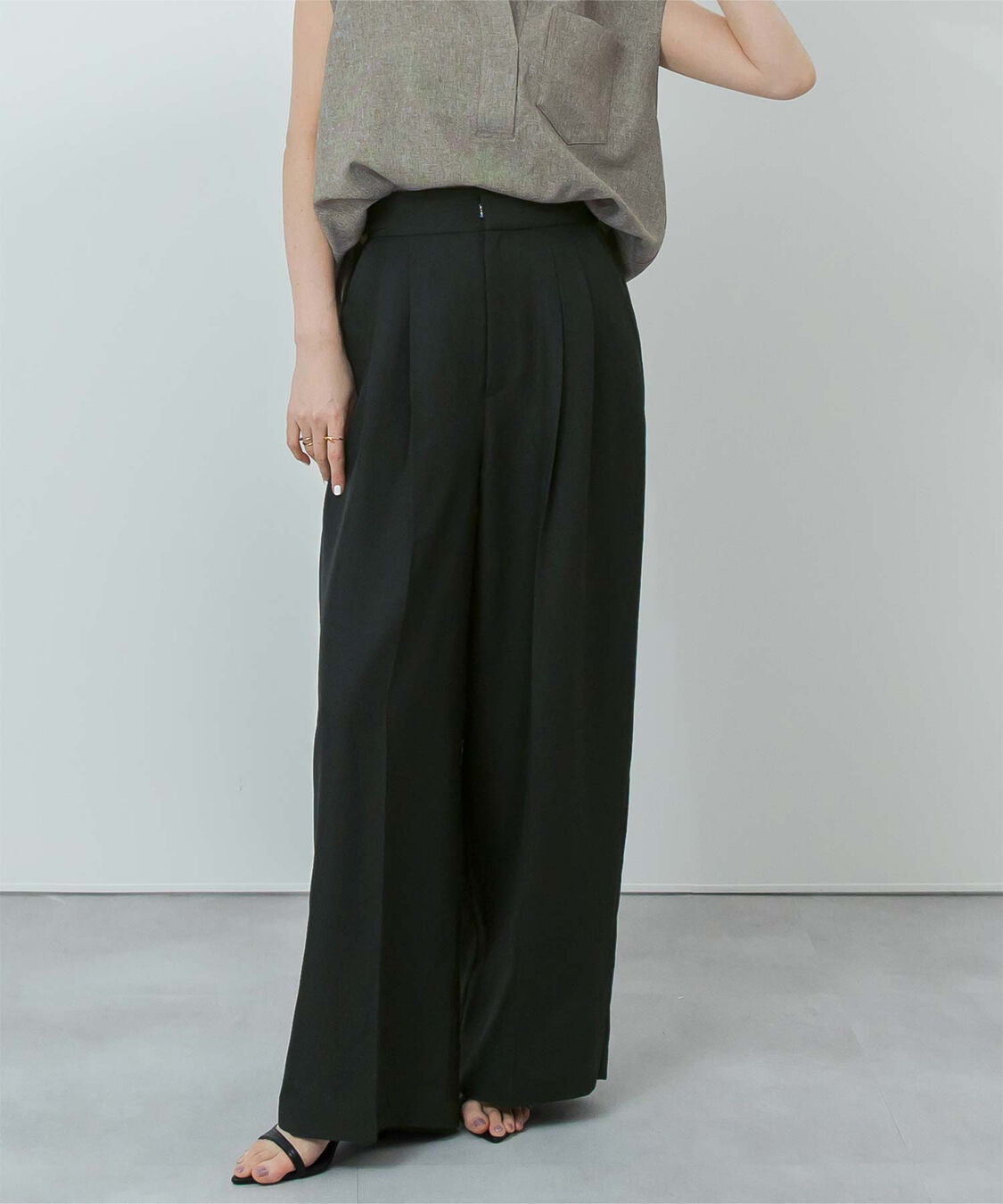 ur's「リネンライクサイドベルトデザインタックワイドパンツ」|スラックス|ブラック