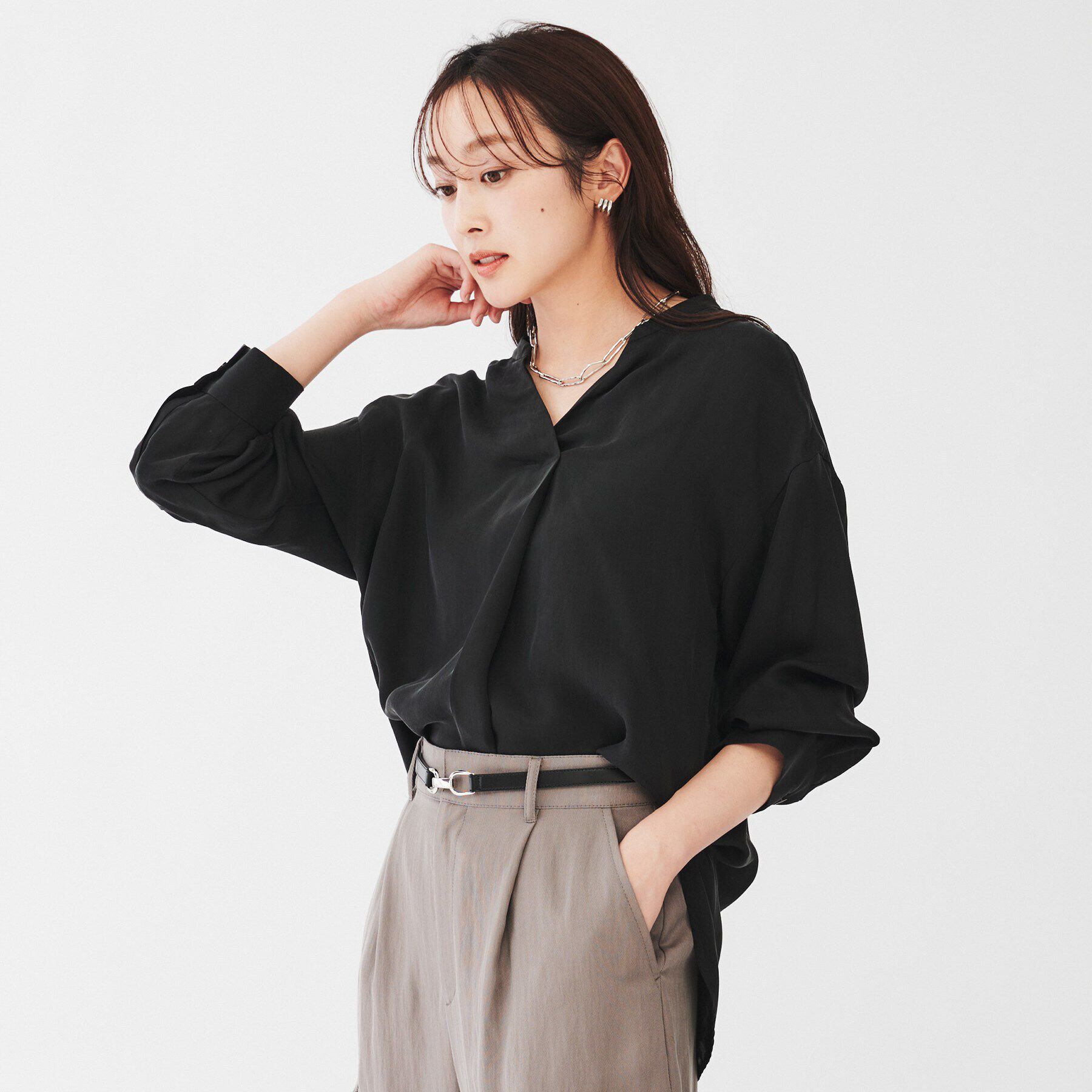 UNTITLED「【セットアップ可能/パウダータッチ】シルキーキュプラ スキッパーブラウス」|シャツ・ブラウス|ブラック(019)