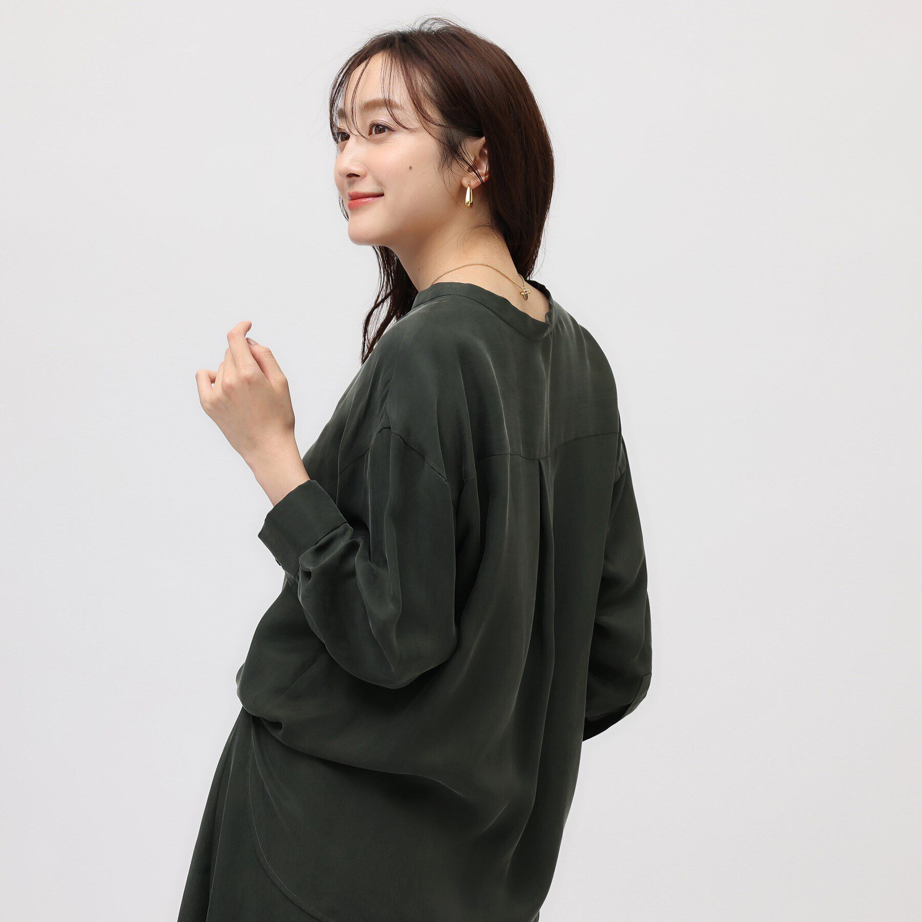 UNTITLED「【セットアップ可能/パウダータッチ】シルキーキュプラ スキッパーブラウス」|シャツ・ブラウス|