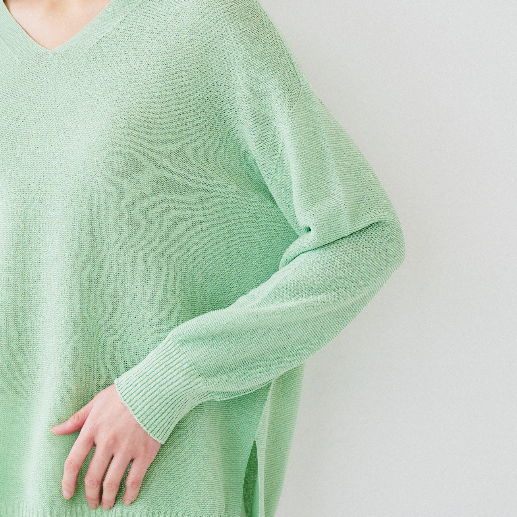 UNTITLED「【体型カバー/清涼感】サイドスリット Vネックニット」|ニット・セーター|