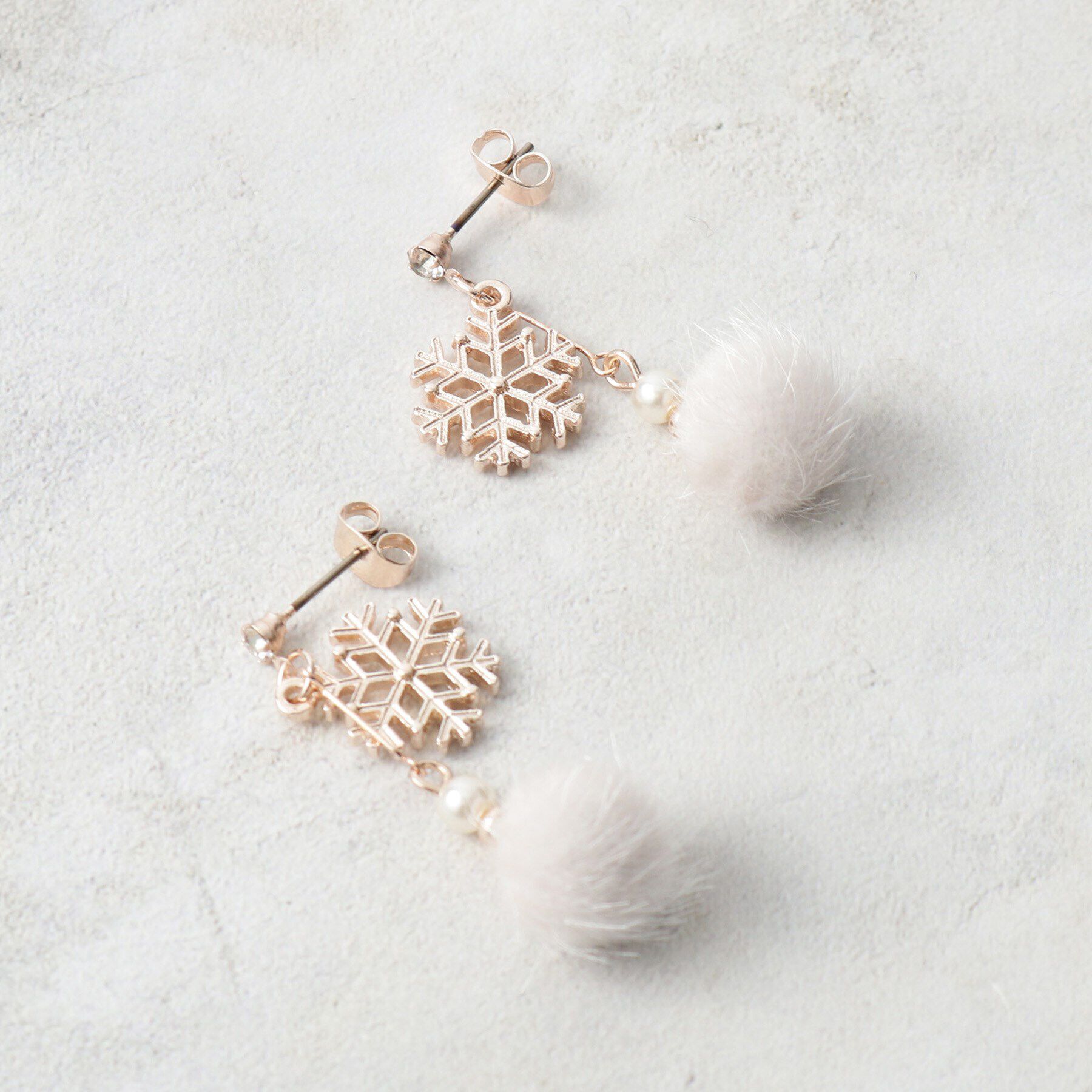 grove「雪の結晶モチーフフロッキーピアス」|ピアス|アイボリー(004)