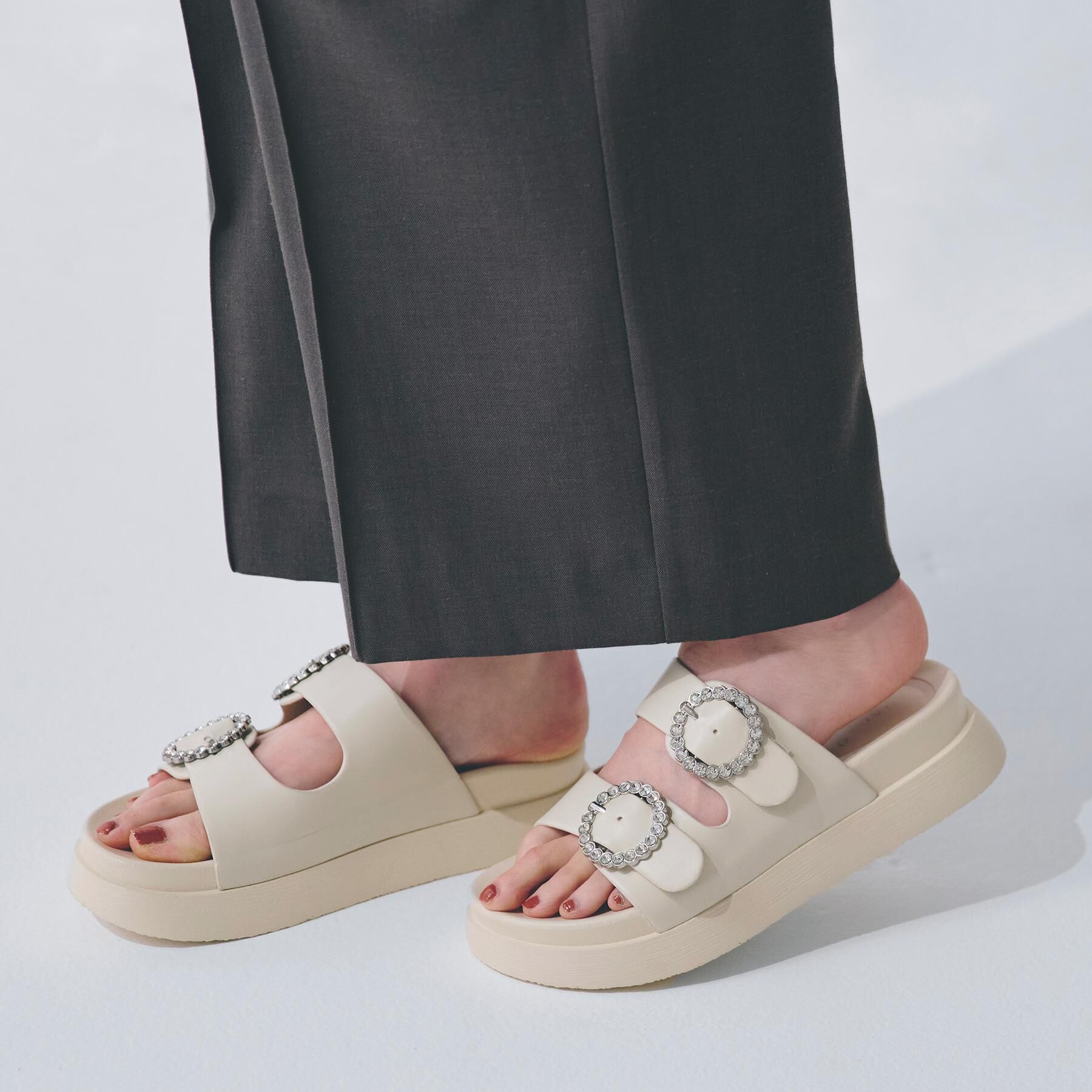 grove「【キラキラビジューがポイント】厚底ダブルビジューバックルサンダル」|サンダル|