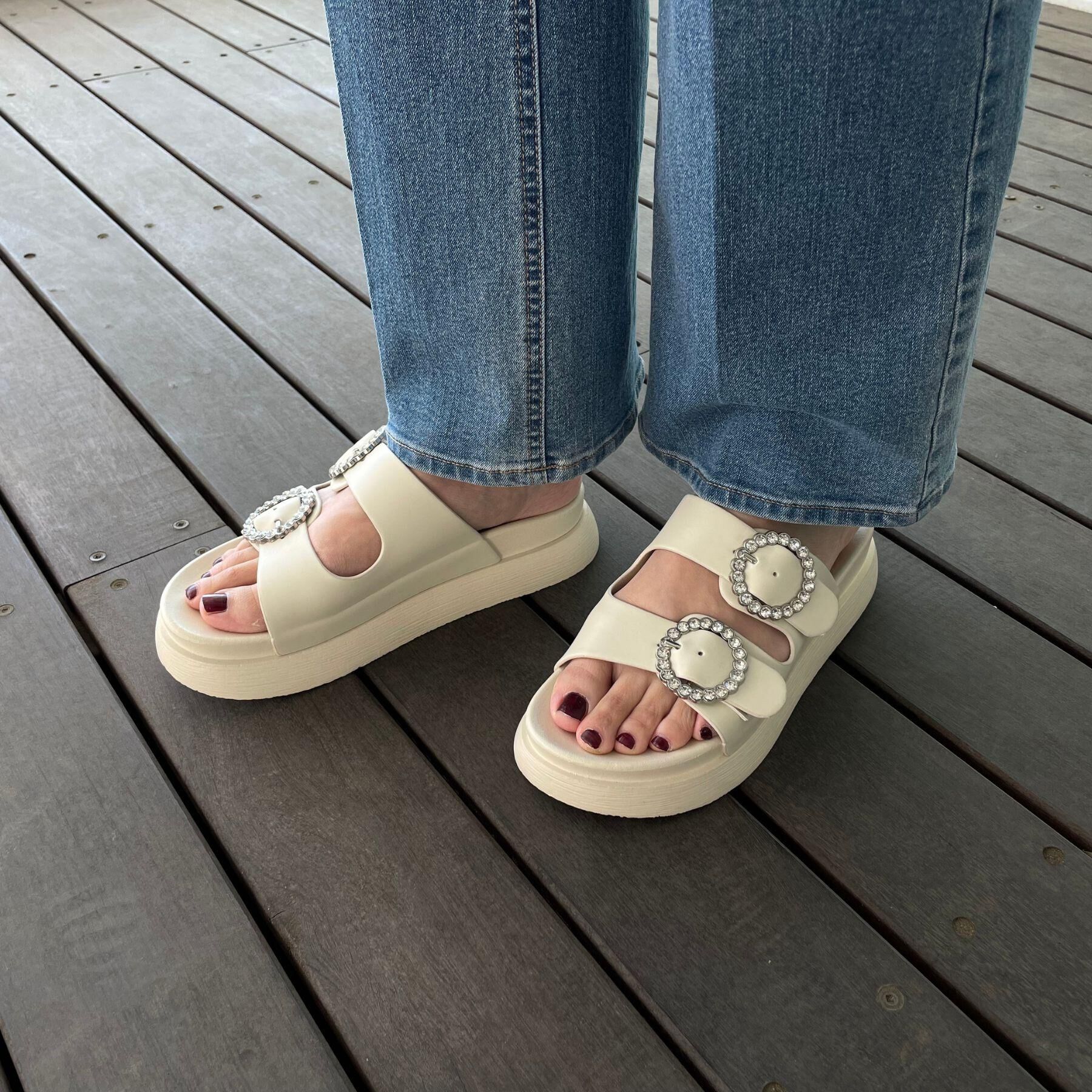 grove「【キラキラビジューがポイント】厚底ダブルビジューバックルサンダル」|サンダル|