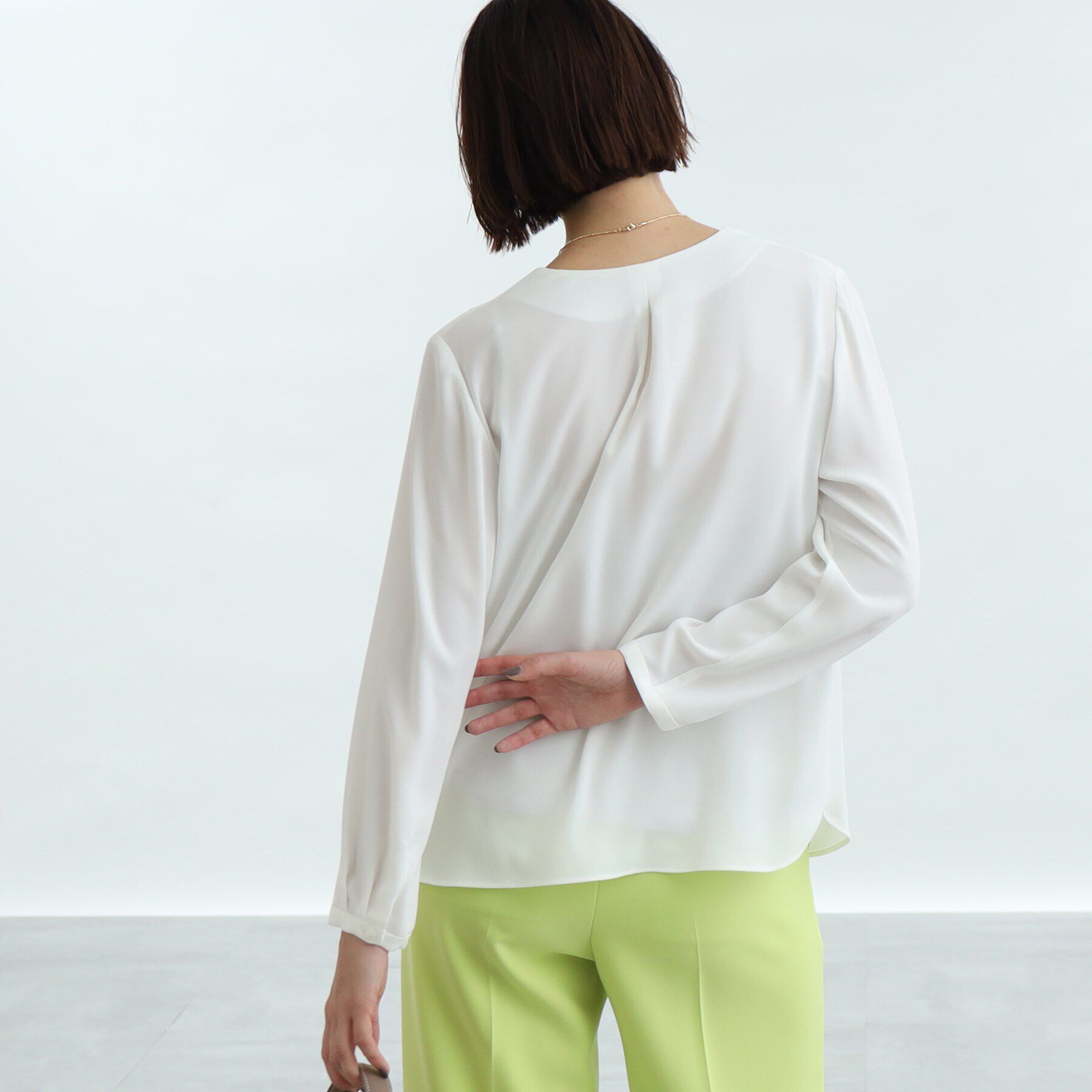 INDIVI「【洗える/通勤/UV/吸水速乾】Vネックブラウス」|シャツ・ブラウス|