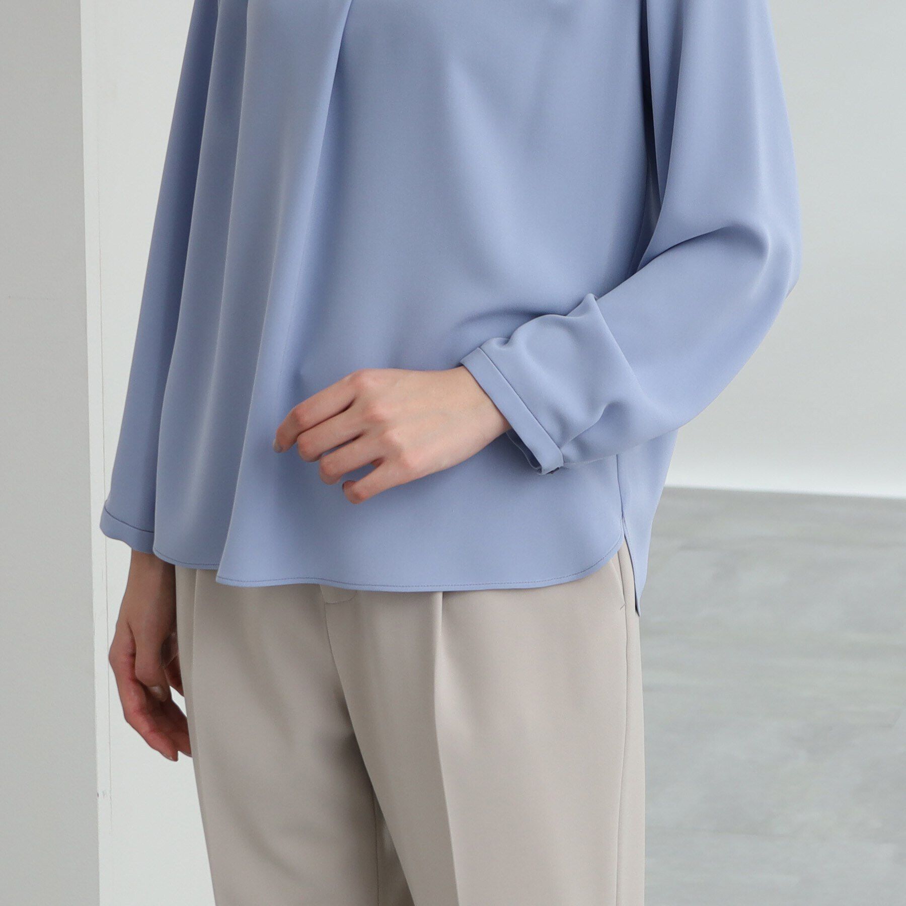 INDIVI「【洗える/通勤/UV/吸水速乾】Vネックブラウス」|シャツ・ブラウス|