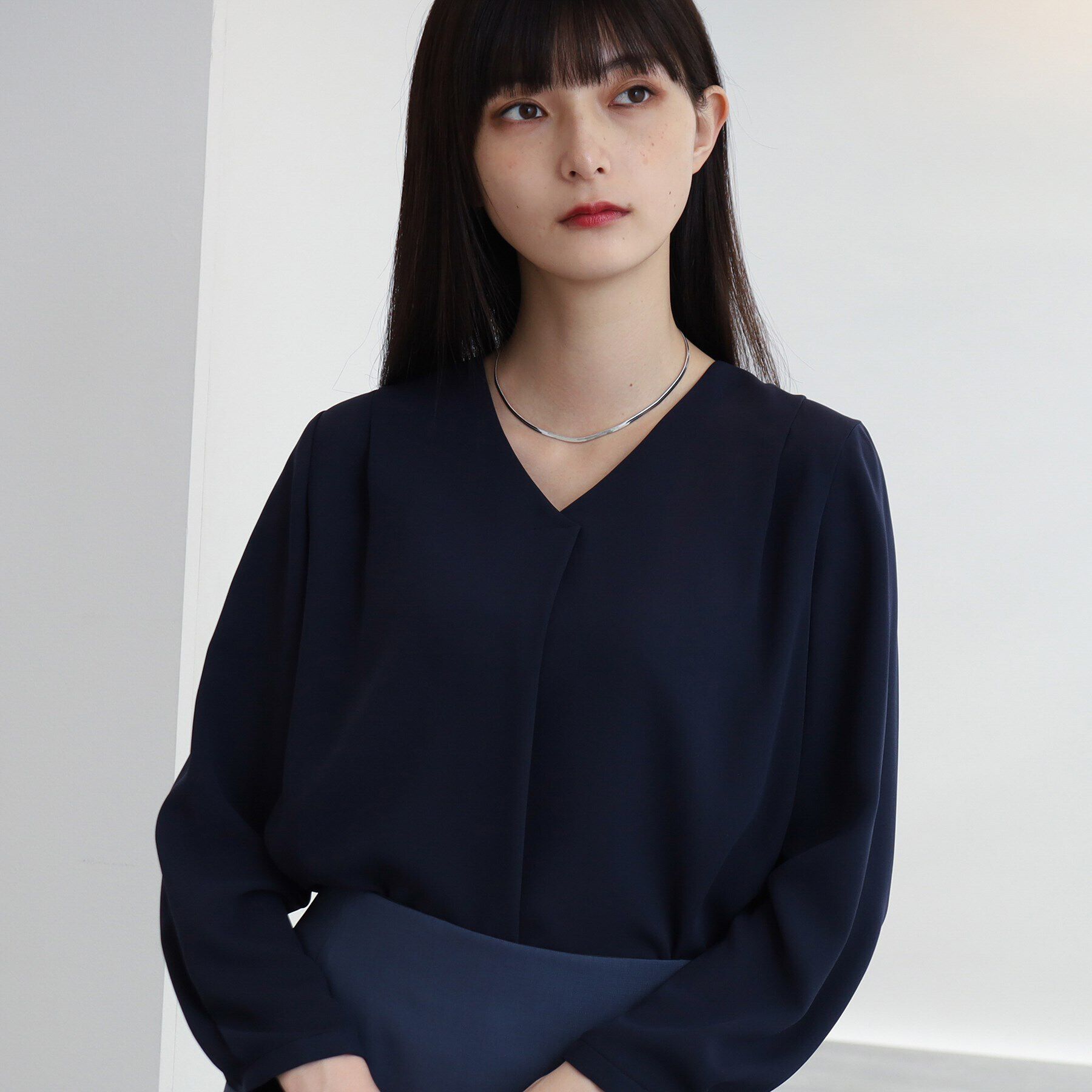 INDIVI「【洗える/通勤/UV/吸水速乾】Vネックブラウス」|シャツ・ブラウス|ネイビー(093)