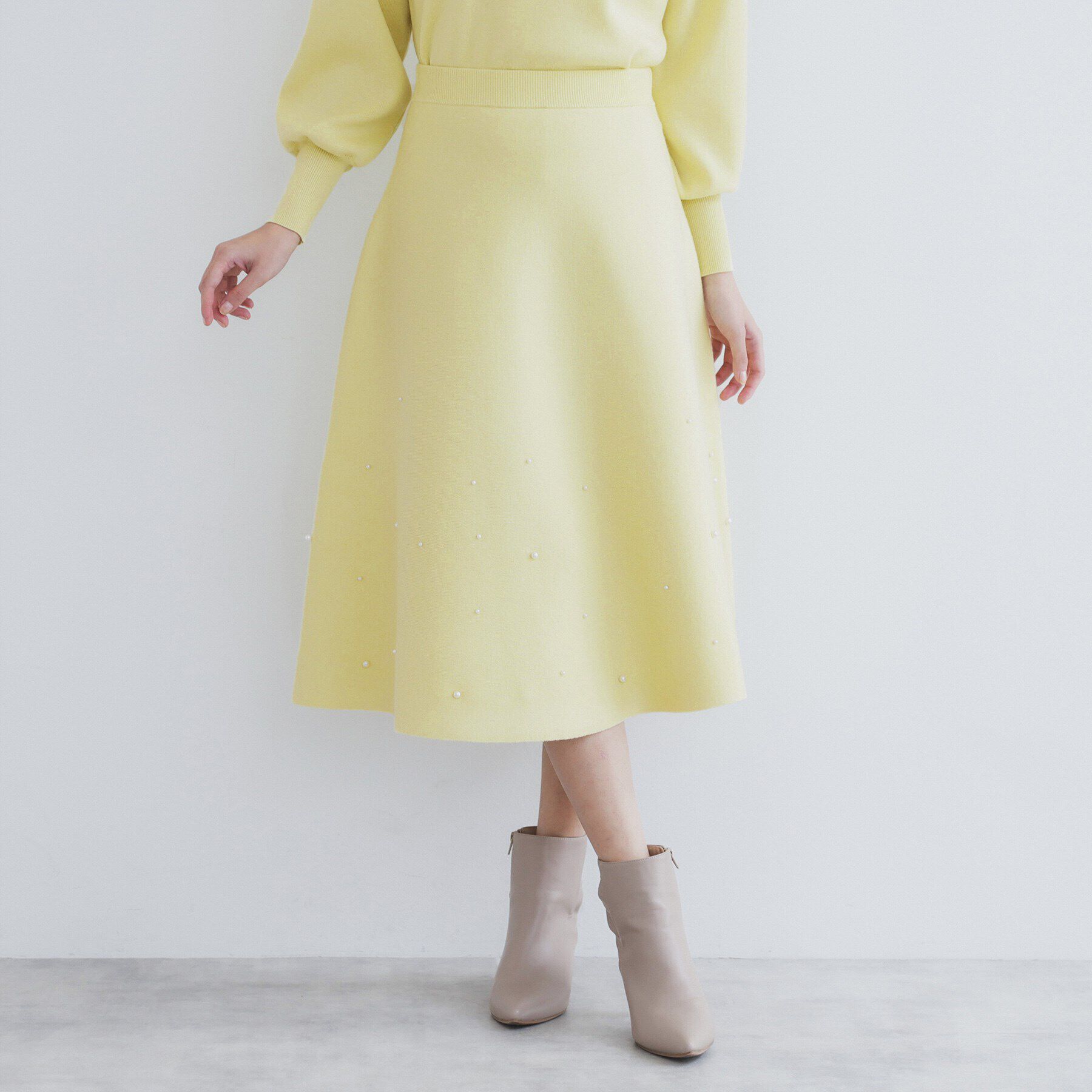 index「《美人百花掲載》パール調フレアニットスカート/セットアップ対応【洗濯機洗い可】」|スカート|ライトイエロー(03