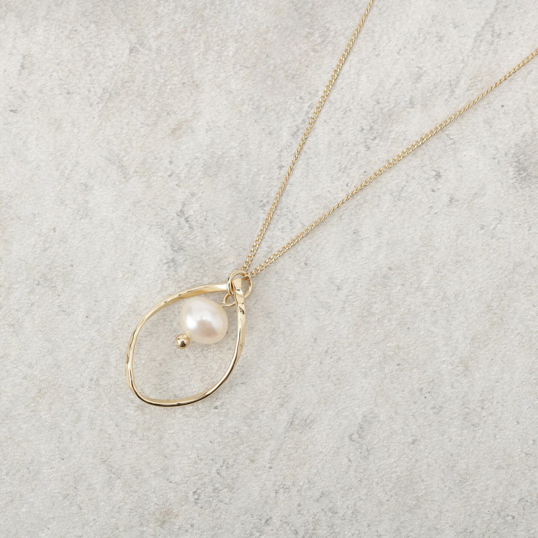 OPAQUE.CLIP「ねじりオーバル&times;フェイクパールネックレス」|ネックレス|