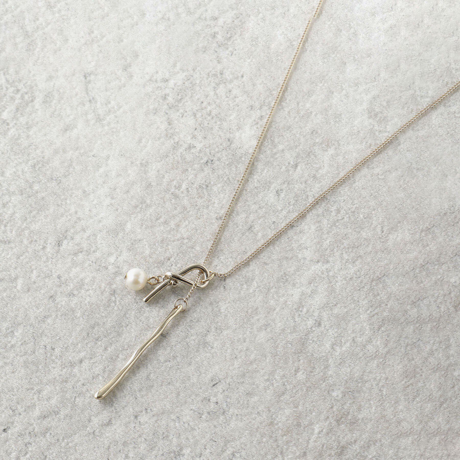 OPAQUE.CLIP「変型メタル&times;フェイクパールY字ネックレス」|ネックレス|