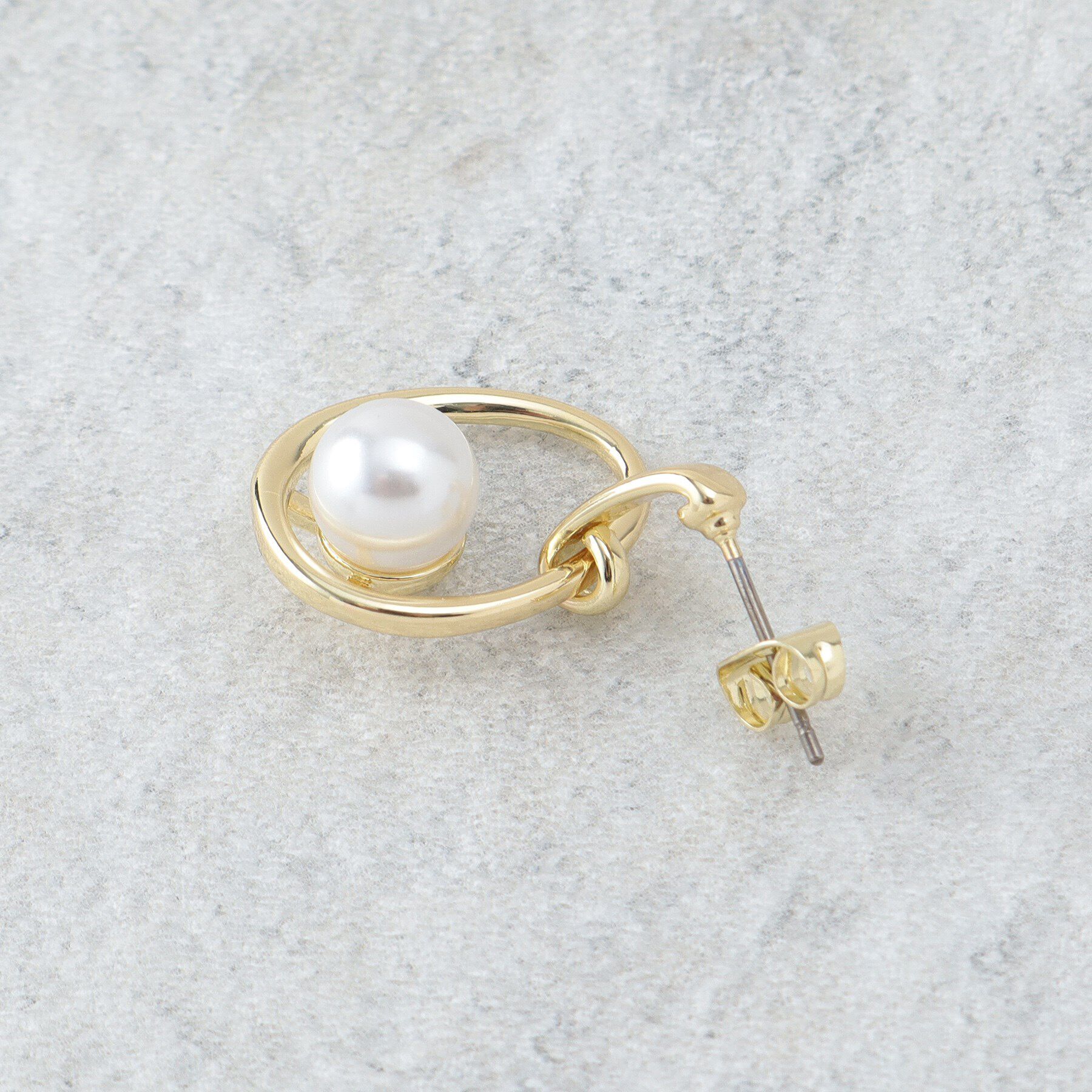 OPAQUE.CLIP「メタルオーバル&times;フェイクパールピアス」|ピアス|