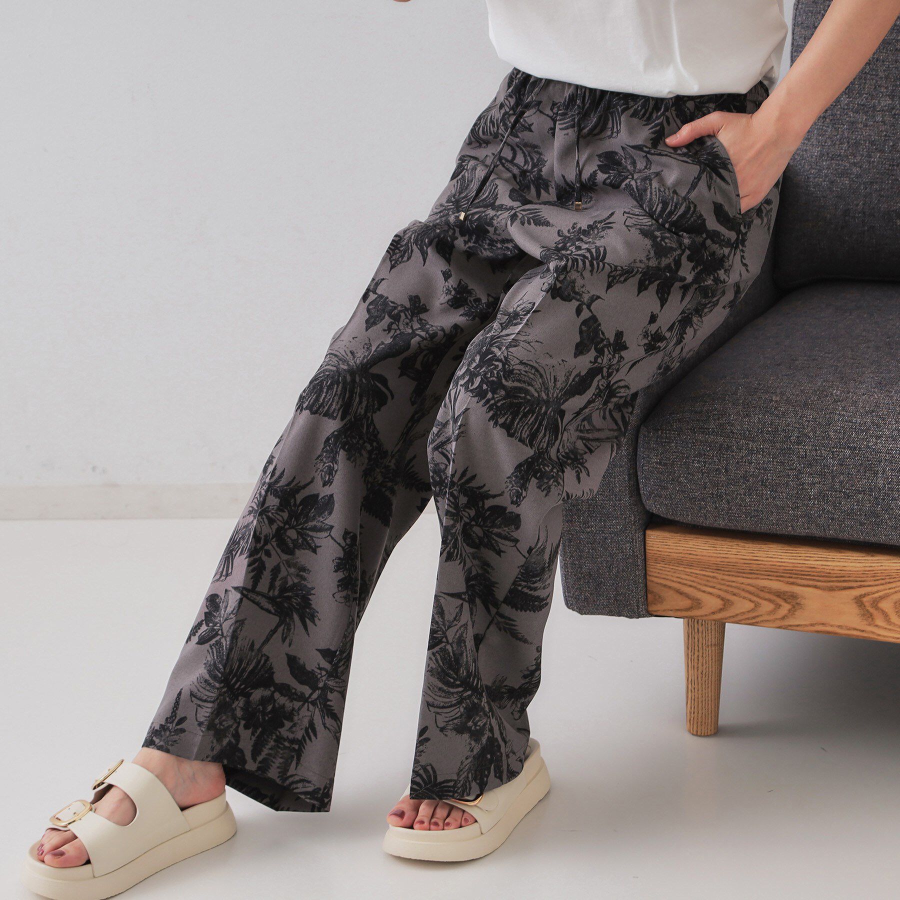 OPAQUE.CLIP「ボタニカルプリントイージーパンツ【洗濯機洗い可】」|その他|チャコールグレー(1