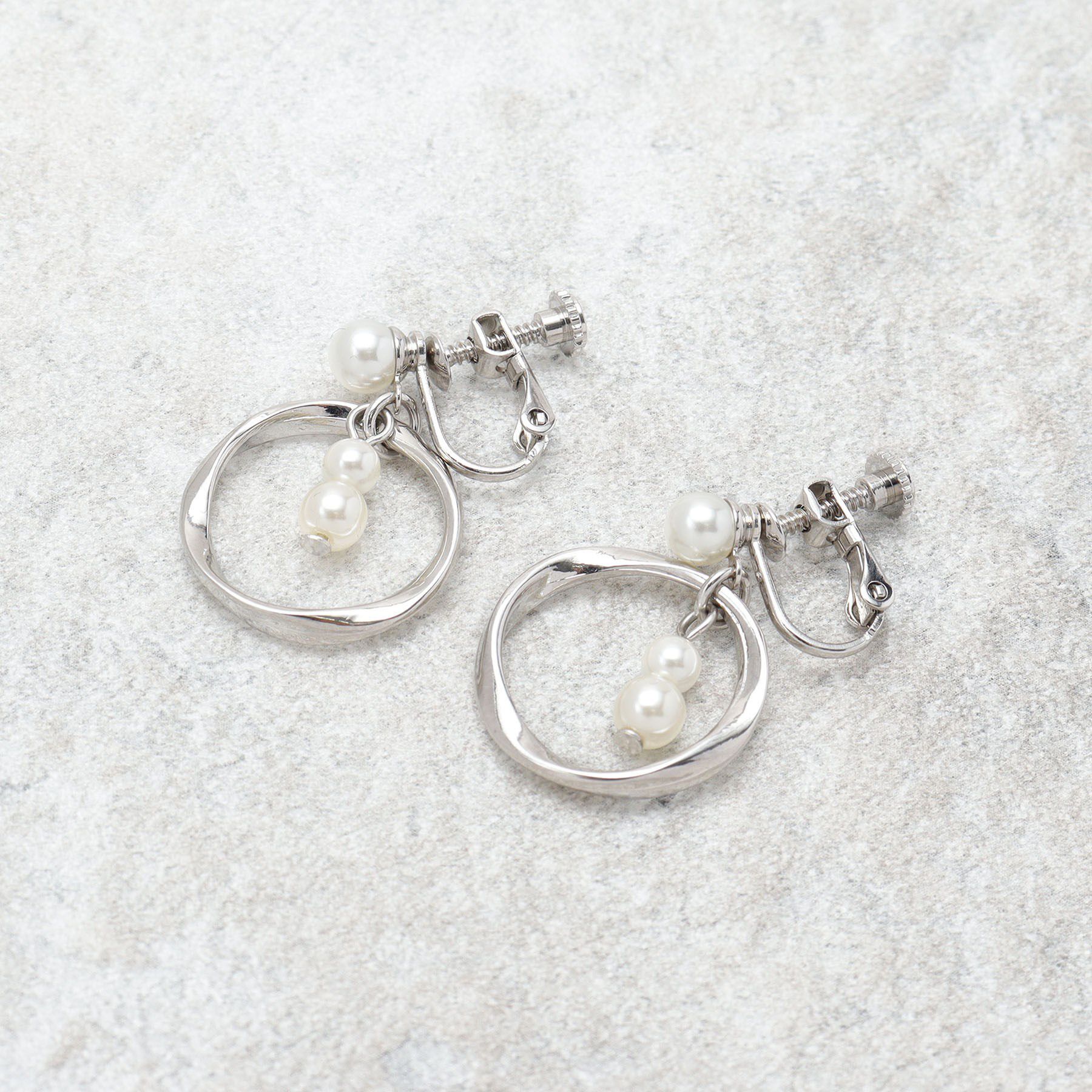 OPAQUE.CLIP「フェイクパール&times;リングメタル イヤリング」|イヤリング|シルバー(006)