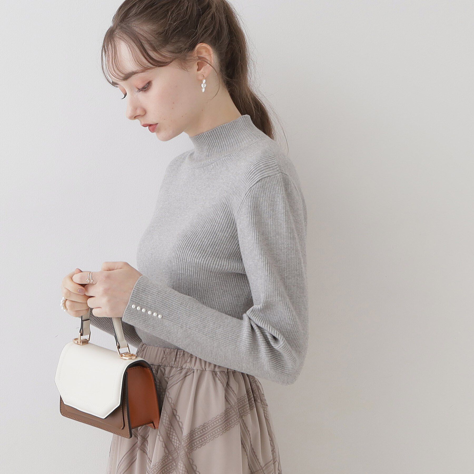 Couture broach「【柔らかなタッチ・吸湿発熱・帯電防止機能付き】サスティナブルフェイクパールリブニット」|ニット・セーター|