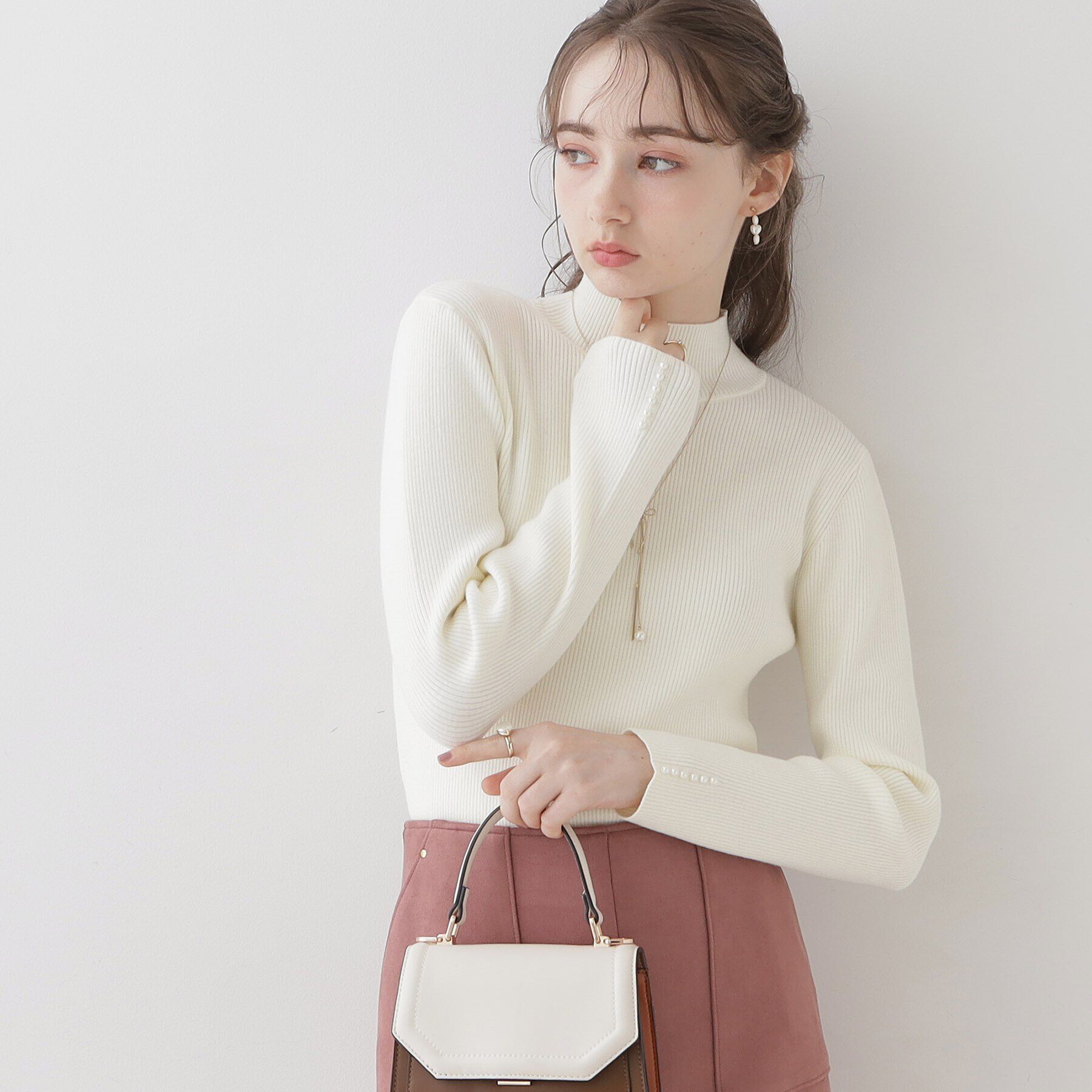 Couture broach「【柔らかなタッチ・吸湿発熱・帯電防止機能付き】サスティナブルフェイクパールリブニット」|ニット・セーター|