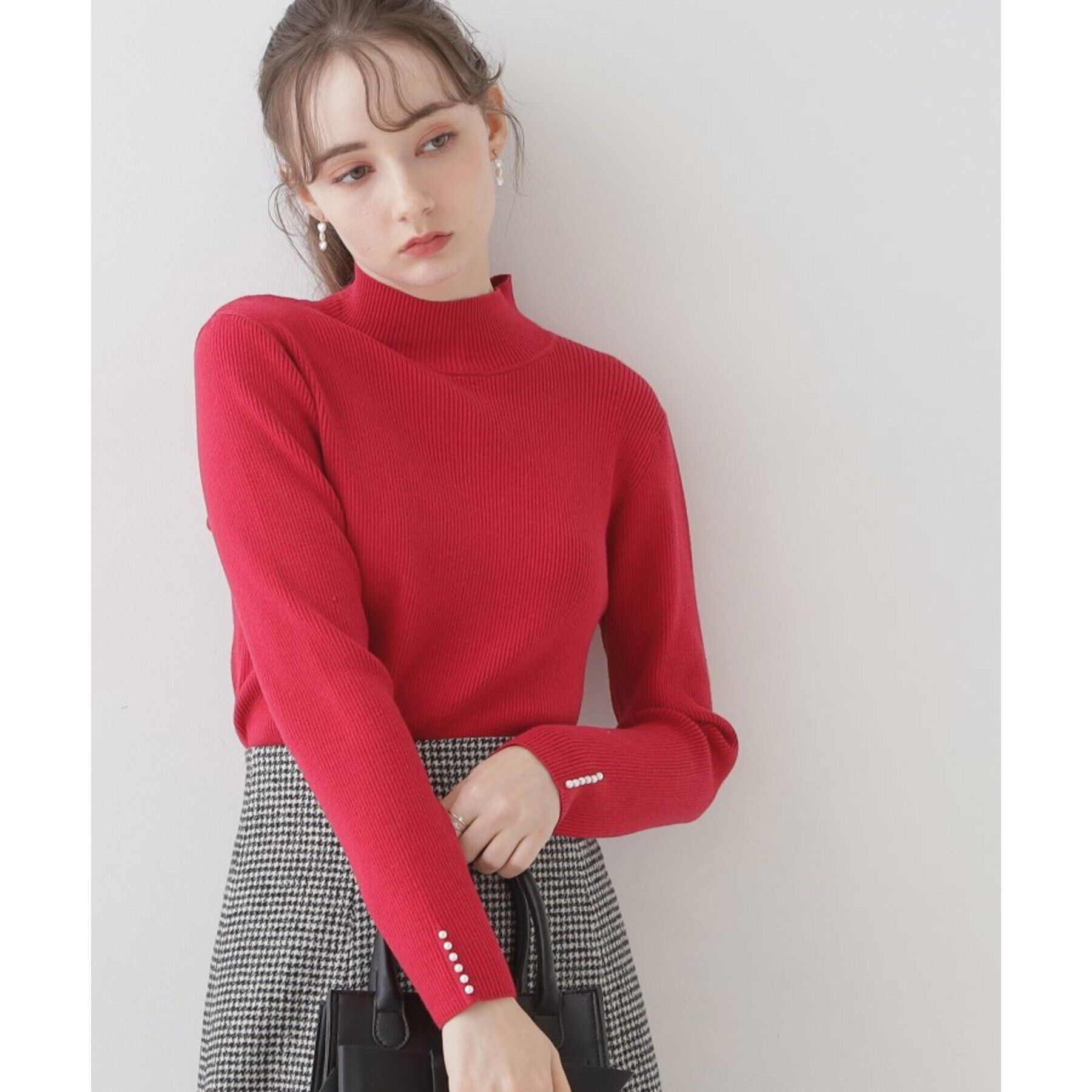 Couture broach「【柔らかなタッチ・吸湿発熱・帯電防止機能付き】サスティナブルフェイクパールリブニット」|ニット・セーター|ﾚｯﾄﾞ(063)