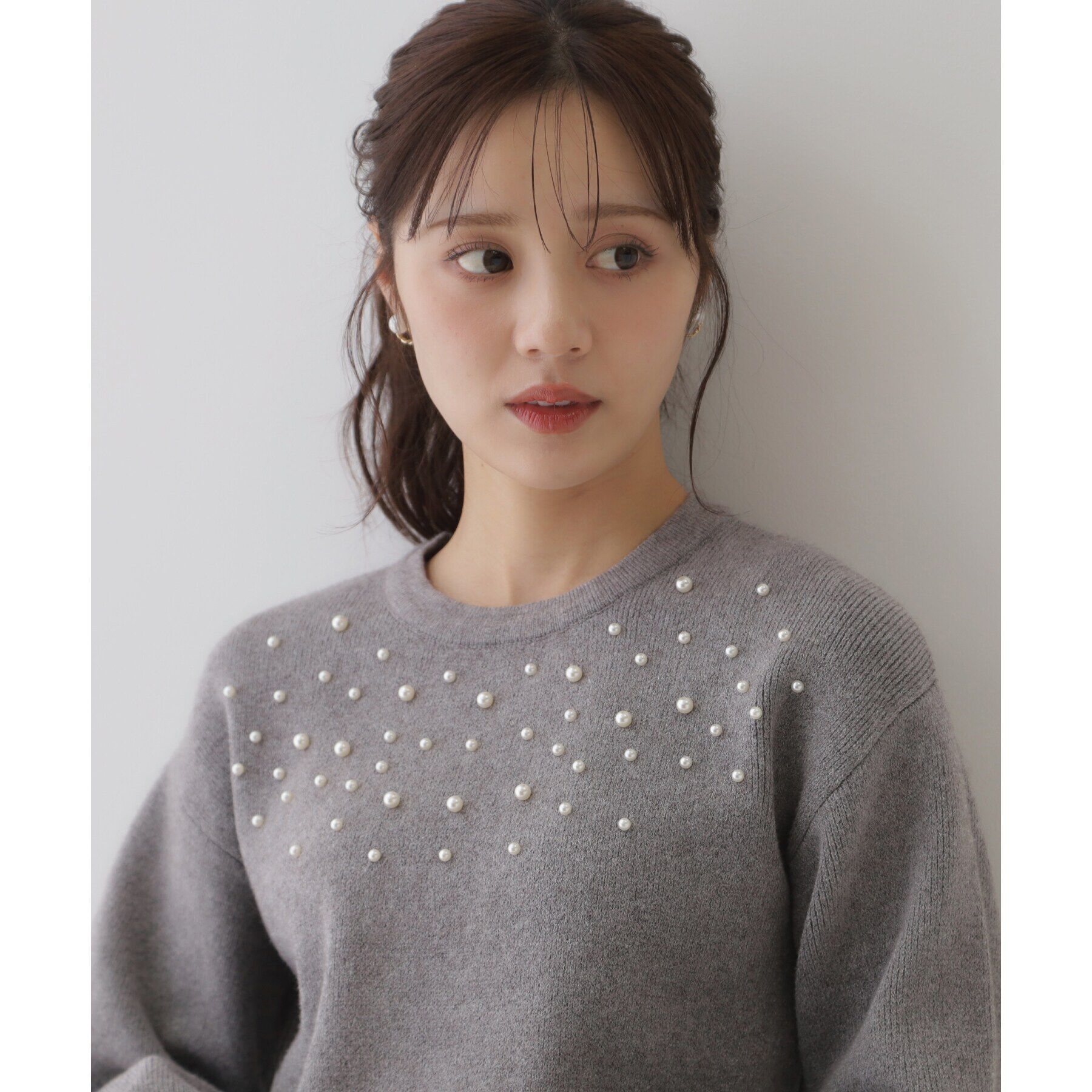 Couture broach「【顔まわりが華やか】パール調デコニット」|ニット・セーター|ｸﾞﾚｰ(012)