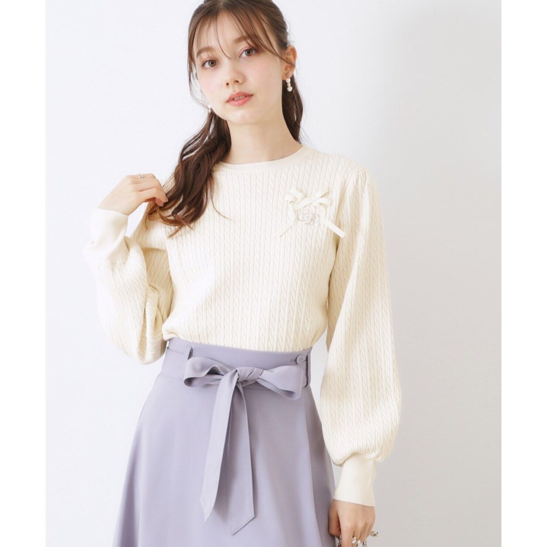 Couture broach「【きれいめカジュアル/通勤】細ケーブルリボン刺繍ロゴニット」|ニット・セーター|