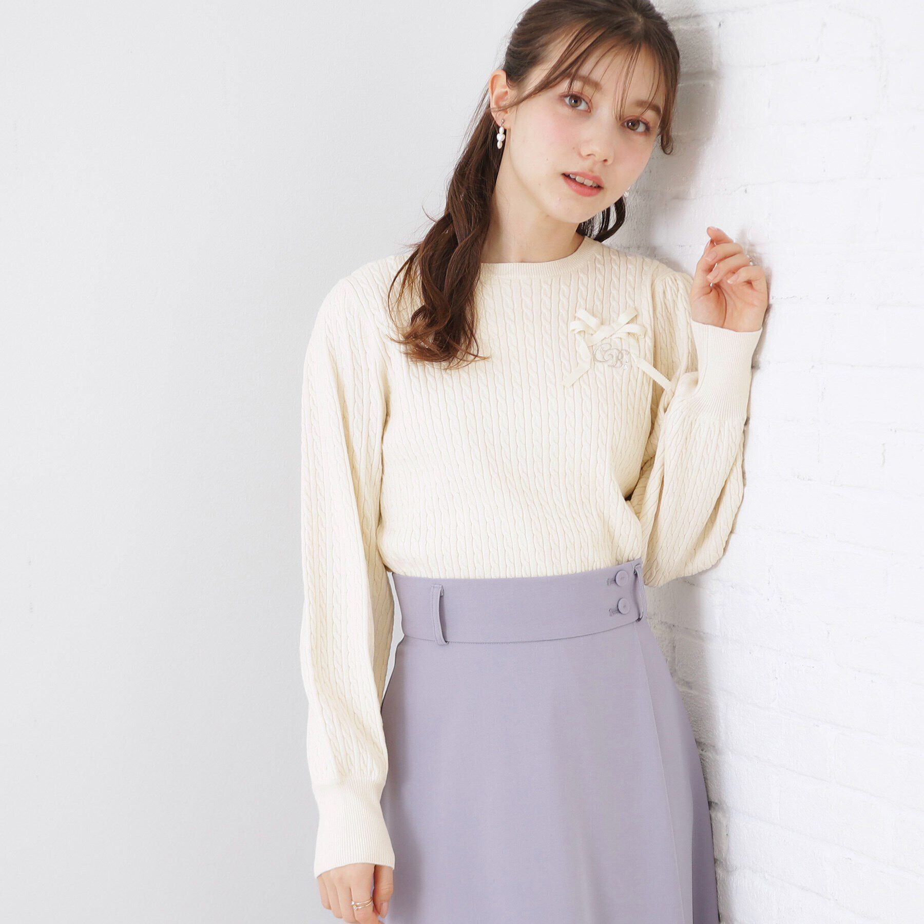 Couture broach「【きれいめカジュアル/通勤】細ケーブルリボン刺繍ロゴニット」|ニット・セーター|