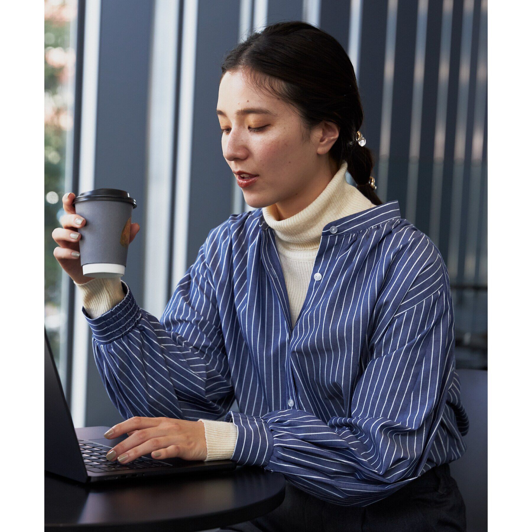 THE SHOP TK「【着映え/洗濯機OK/クラシカルに】ラメストライプシャツ」|シャツ・ブラウス|