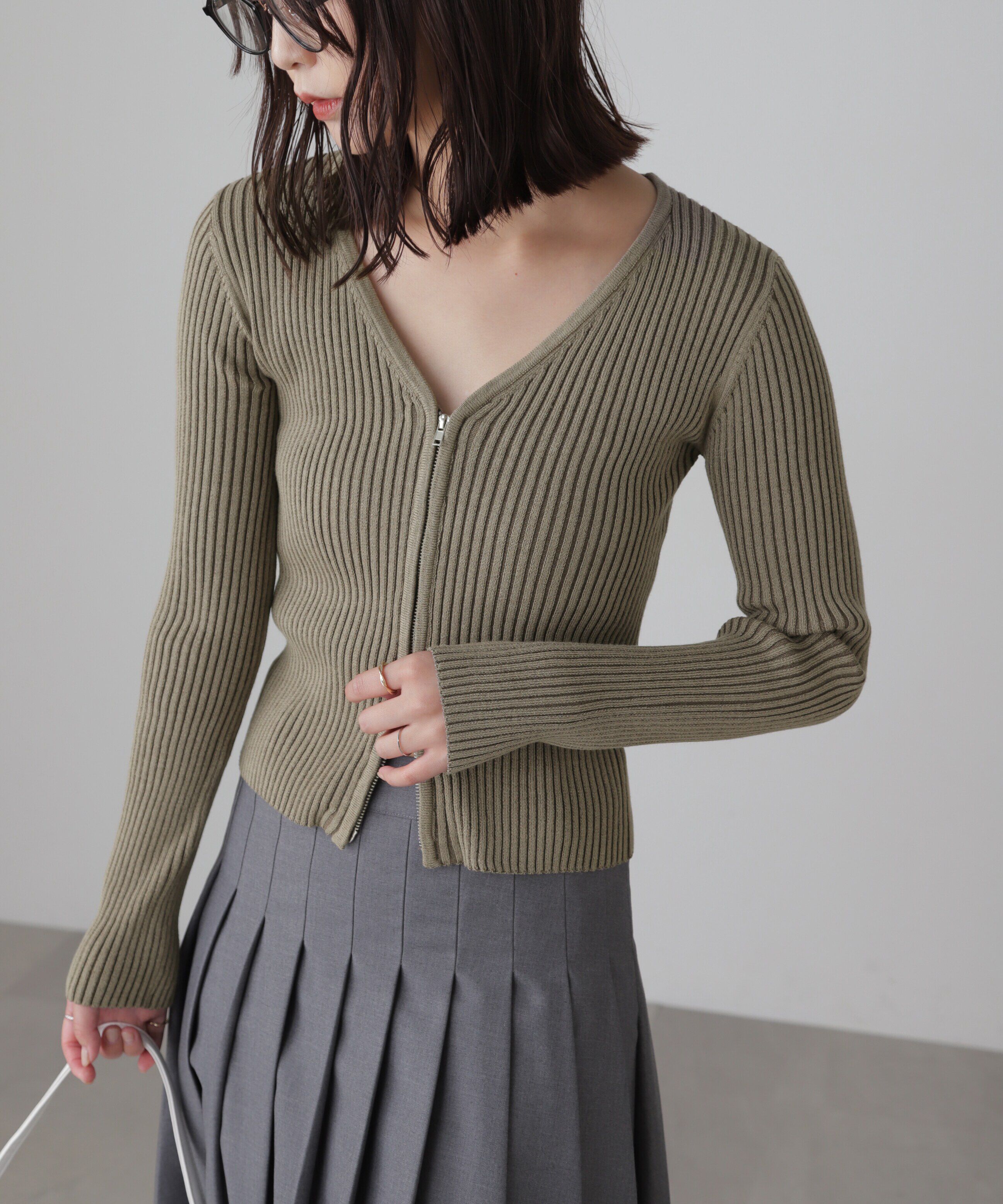  「フロントジップリブVネックニット」|ニット・セーター|カーキ