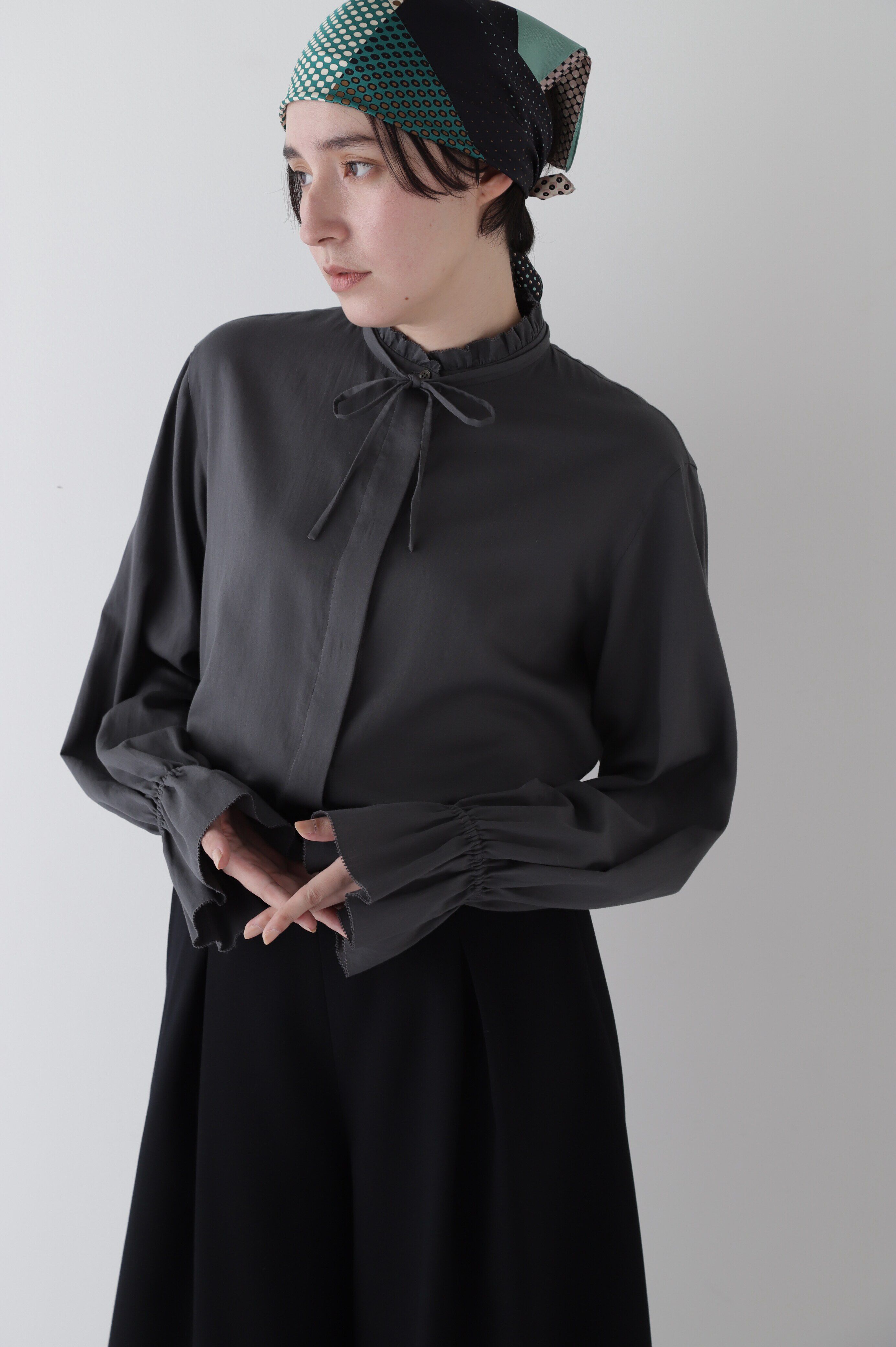  「◆スタンドフリルボリュームブラウス」|シャツ・ブラウス|チャコール1