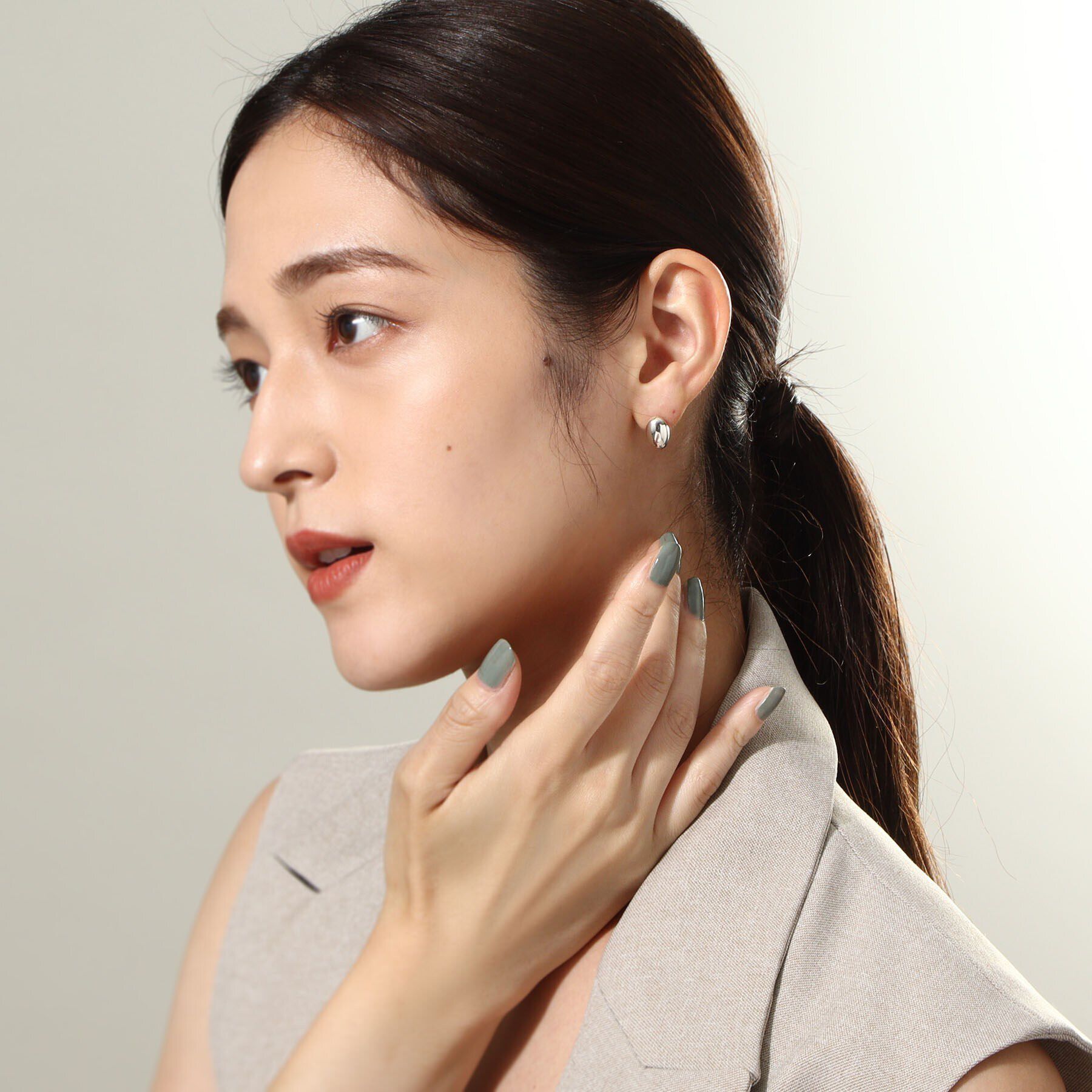 COCOSHNIK ONKITSCH「シルバー オーバルモチーフ スタッドピアス」|ピアス|