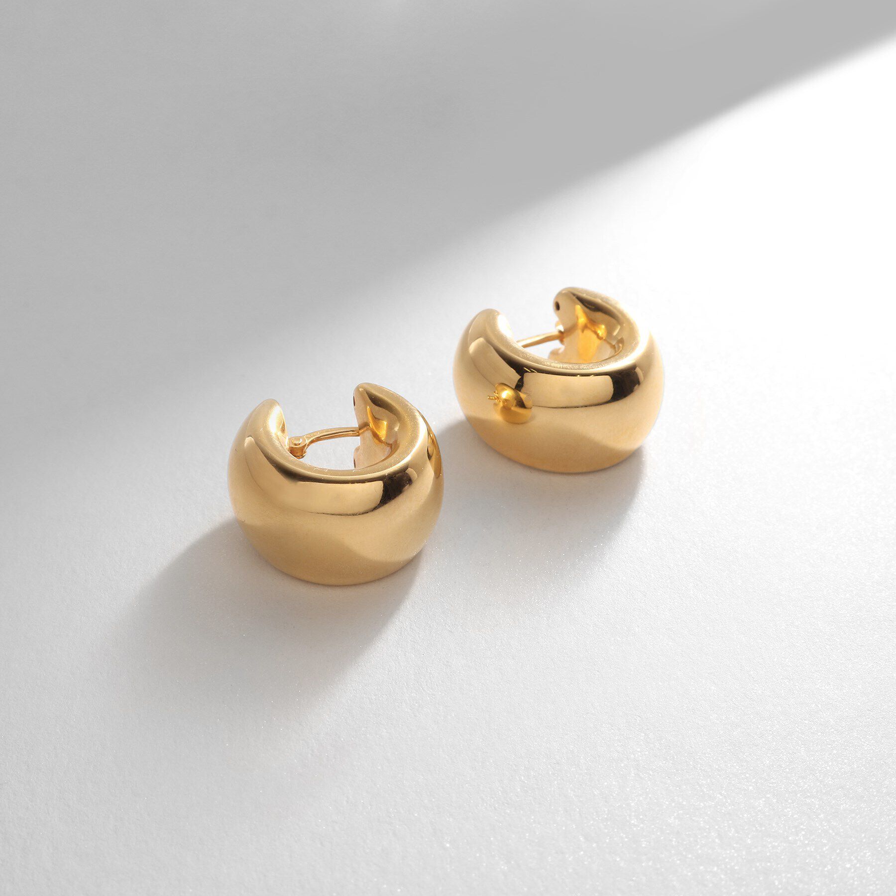 COCOSHNIK ONKITSCH「シルバー ホロウフープ ワイドピアス GP」|ピアス|ゴールド(600)