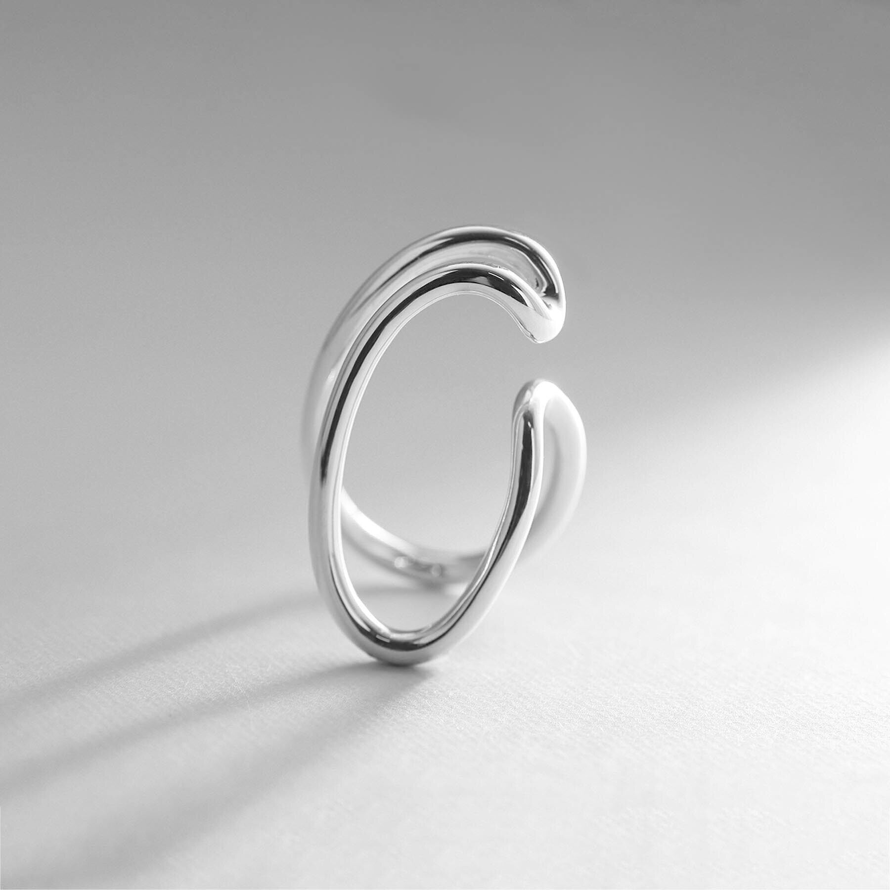 COCOSHNIK ONKITSCH「シルバー ニュアンスライン ダブルオーバルイヤーカフ」|イヤリング|