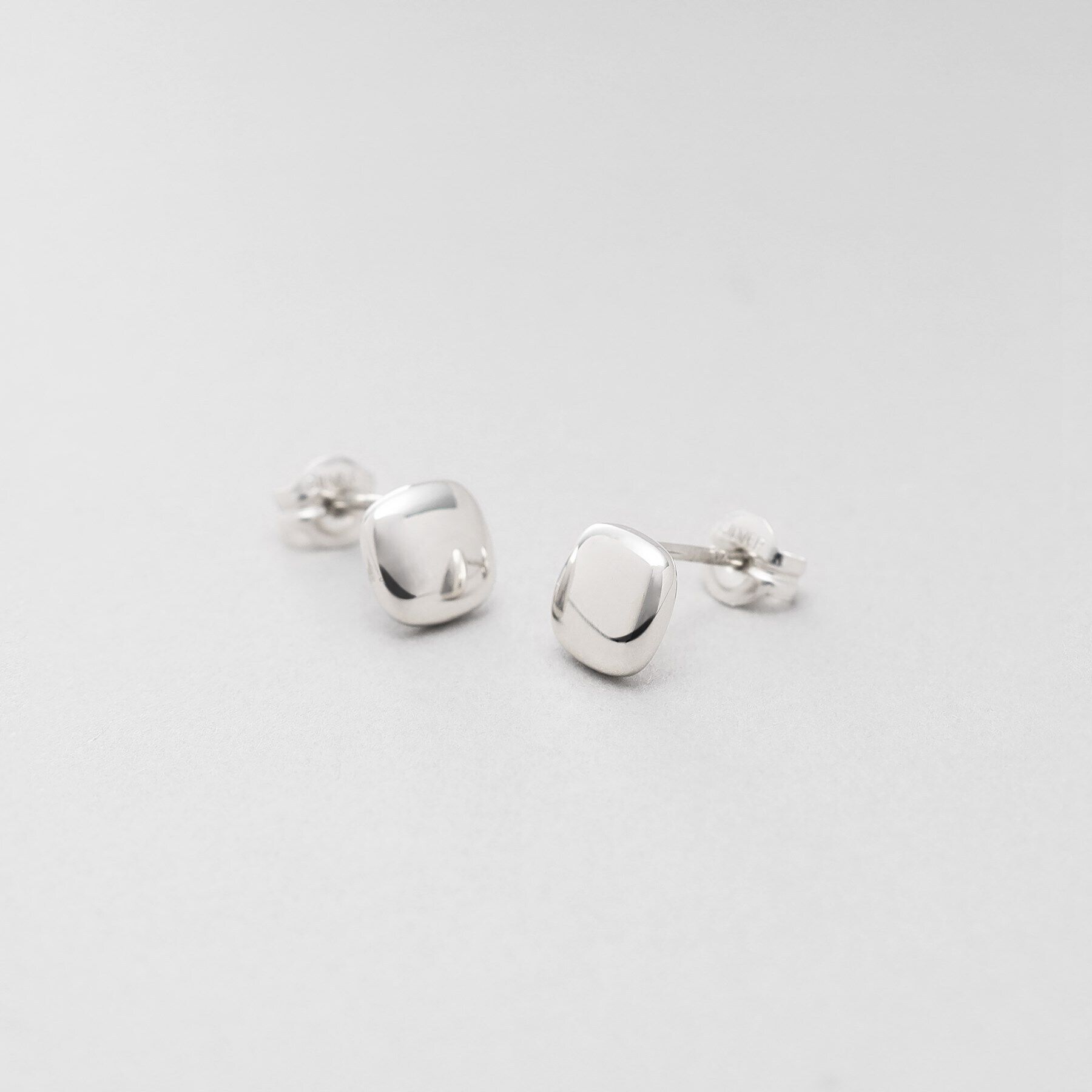 COCOSHNIK ONKITSCH「シルバー クッションシェイプ スタッドピアス」|ピアス|シルバー(600)