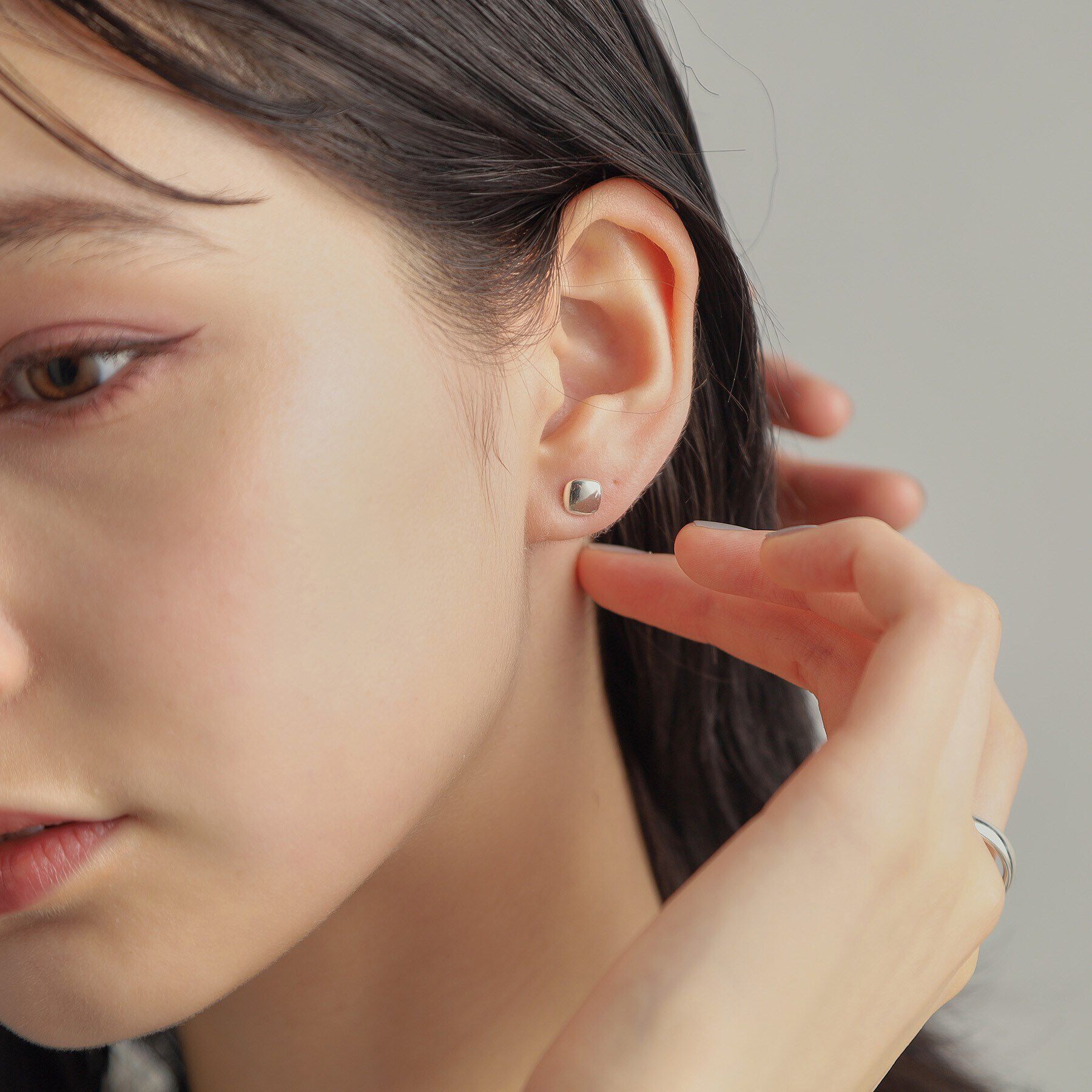 COCOSHNIK ONKITSCH「シルバー クッションシェイプ スタッドピアス」|ピアス|