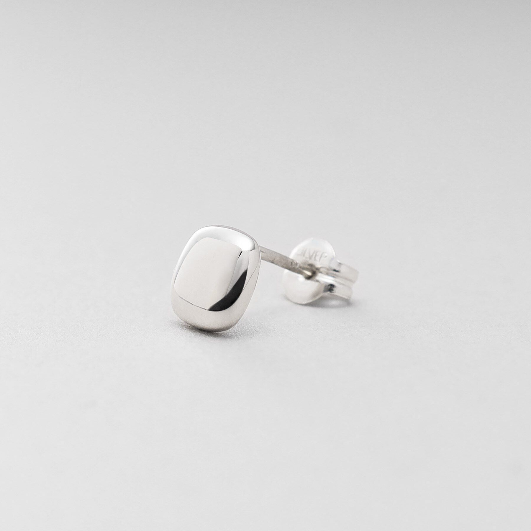 COCOSHNIK ONKITSCH「シルバー クッションシェイプ スタッドピアス」|ピアス|