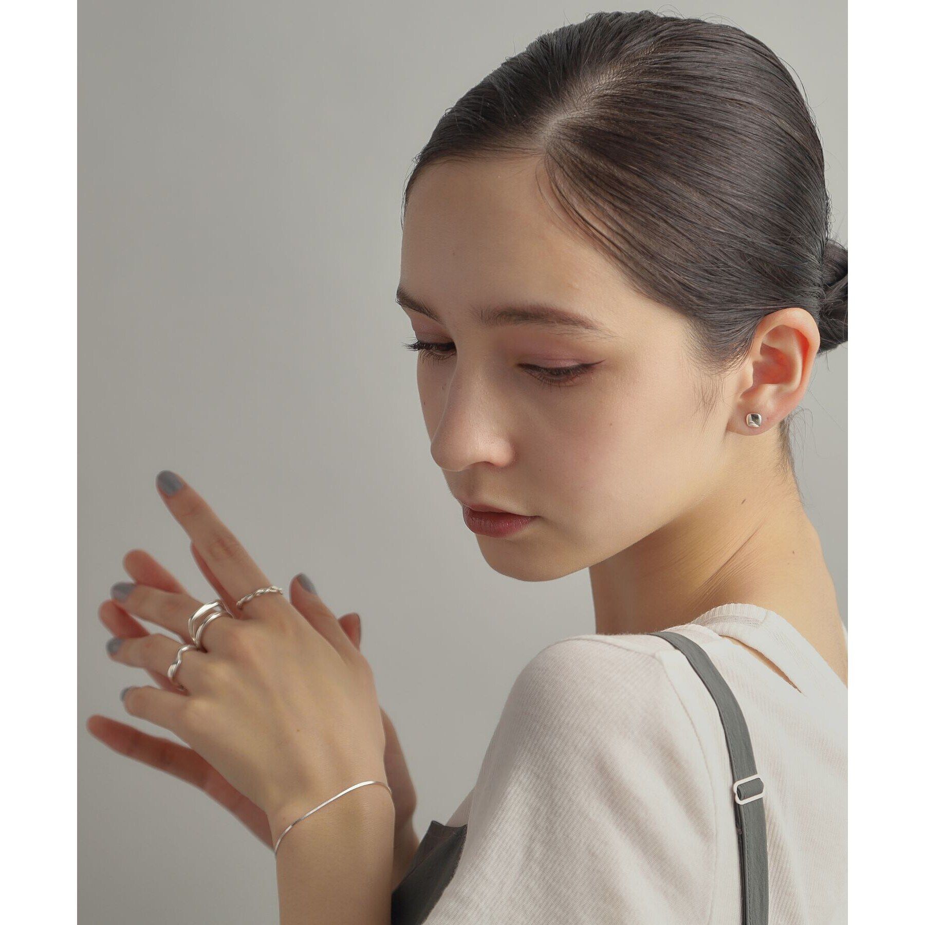 COCOSHNIK ONKITSCH「シルバー クッションシェイプ スタッドピアス」|ピアス|