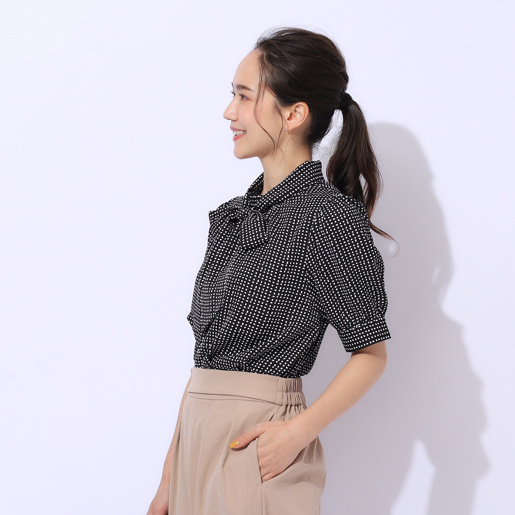SHOO･LA･RUE「【2WAY/無理せずキレイ】リボンが華やかさをプラスする 5分袖ブラウス」|シャツ・ブラウス|